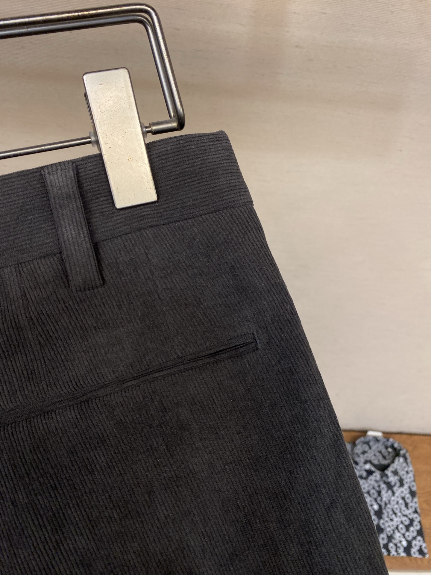 🌟🌟Fendi FD定制光泽感灯芯绒高级灰休闲西裤选用定制光泽灯芯绒面料，细腻竖纹自带复古肌理，高级灰调