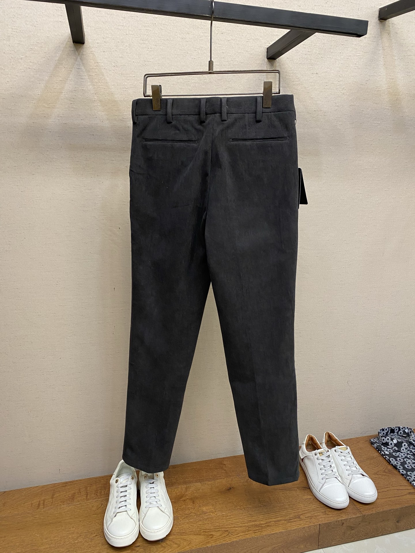 🌟🌟Fendi FD定制光泽感灯芯绒高级灰休闲西裤选用定制光泽灯芯绒面料，细腻竖纹自带复古肌理，高级灰调