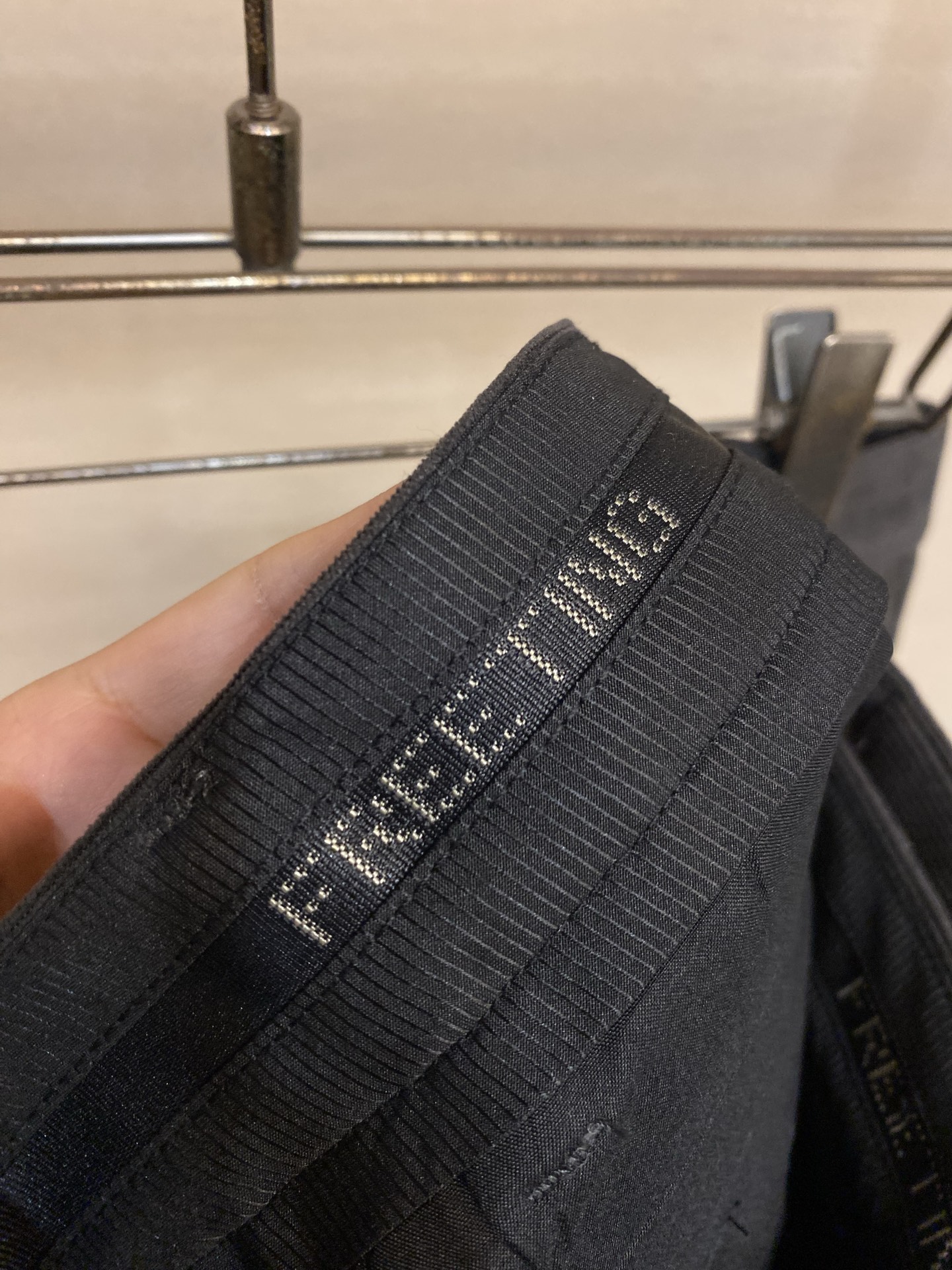 🌟🌟Fendi FD定制光泽感灯芯绒高级灰休闲西裤选用定制光泽灯芯绒面料，细腻竖纹自带复古肌理，高级灰调