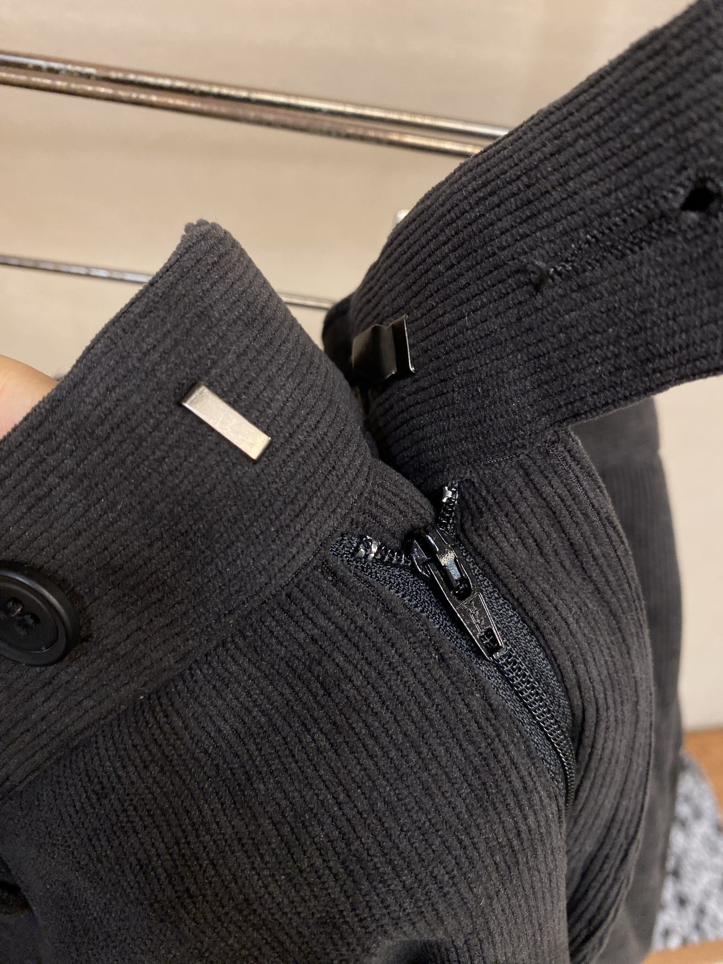 🌟🌟Fendi FD定制光泽感灯芯绒高级灰休闲西裤选用定制光泽灯芯绒面料，细腻竖纹自带复古肌理，高级灰调