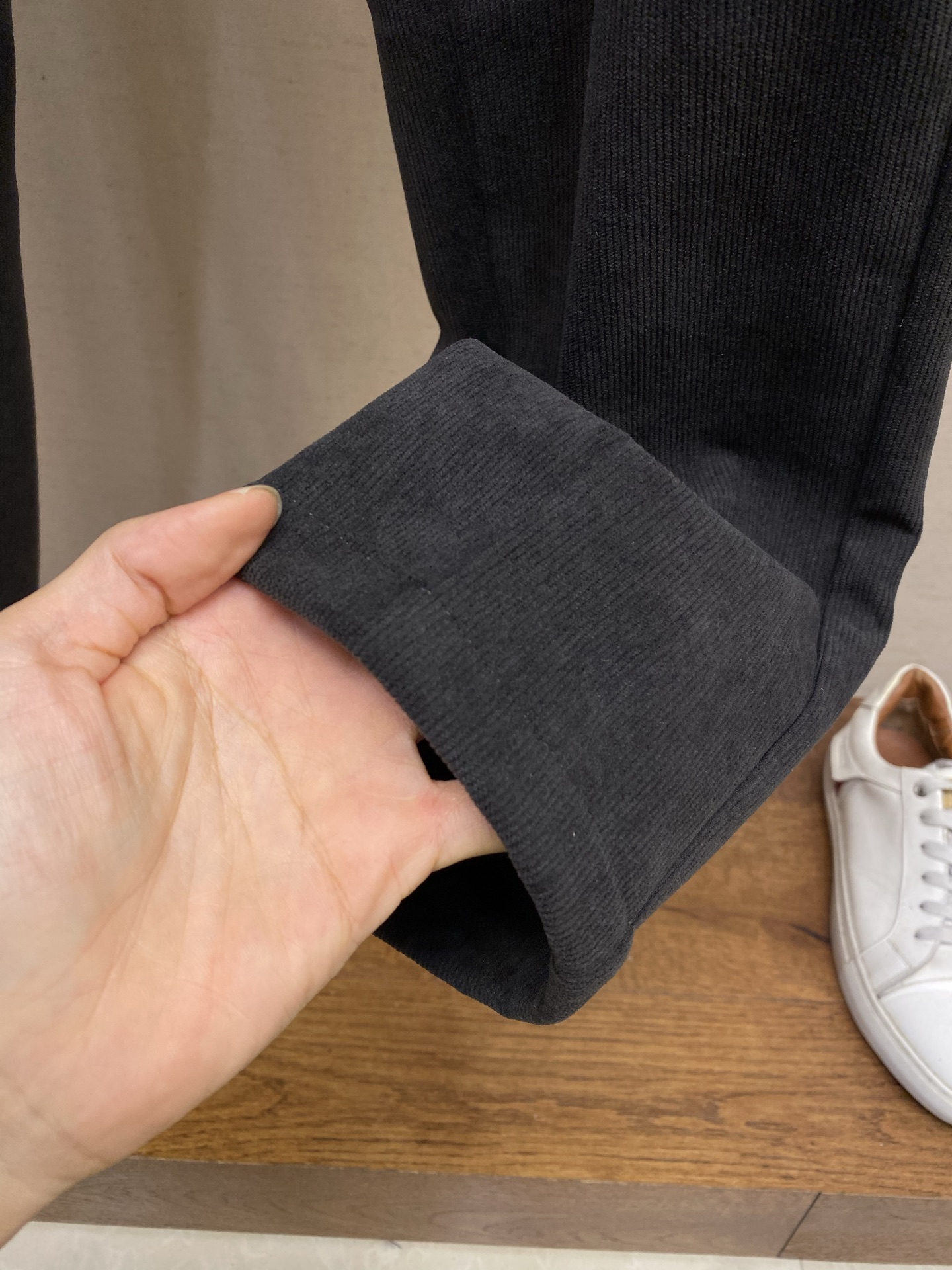 🌟🌟Fendi FD定制光泽感灯芯绒高级灰休闲西裤选用定制光泽灯芯绒面料，细腻竖纹自带复古肌理，高级灰调