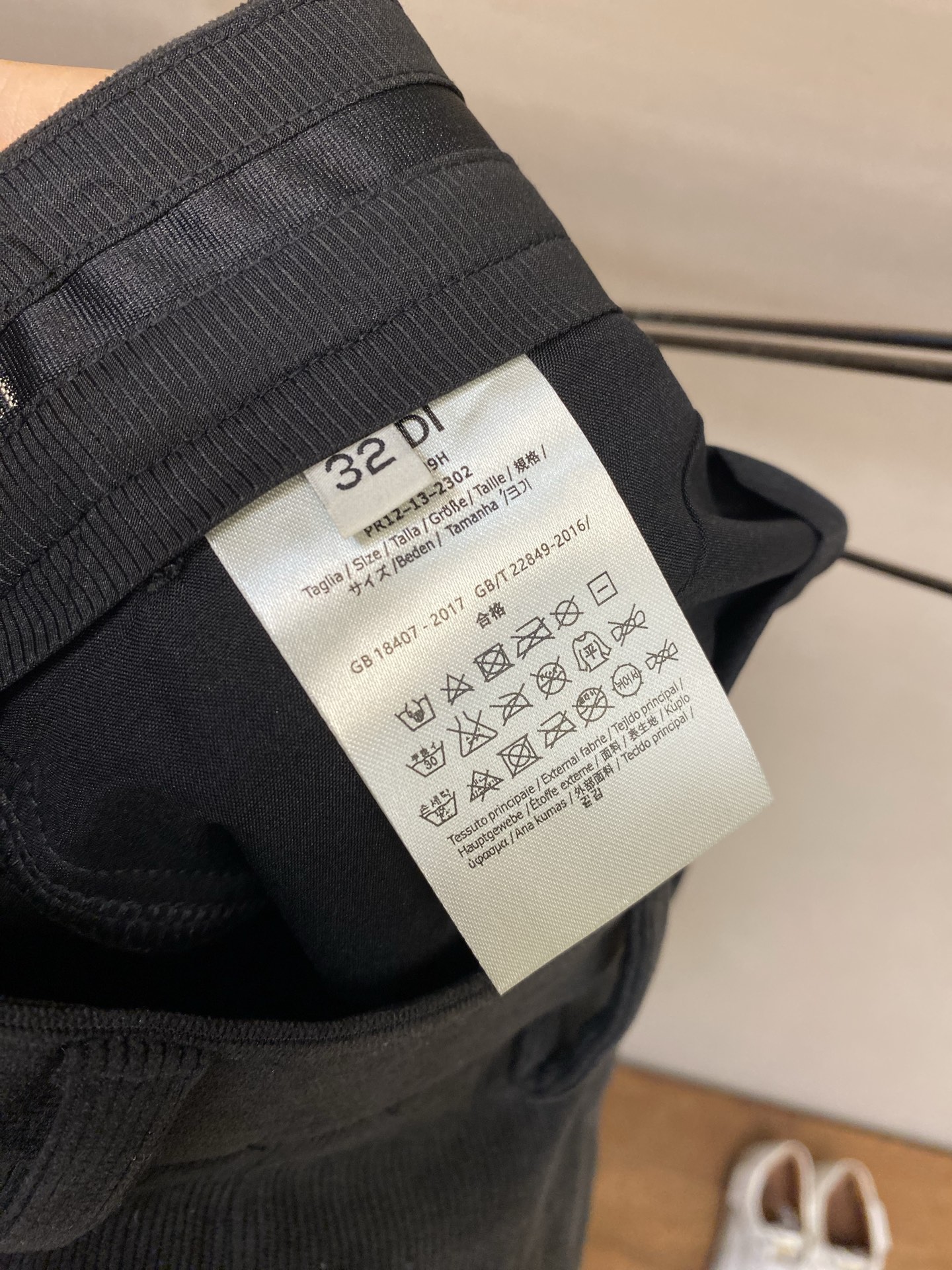 🌟🌟Fendi FD定制光泽感灯芯绒高级灰休闲西裤选用定制光泽灯芯绒面料，细腻竖纹自带复古肌理，高级灰调