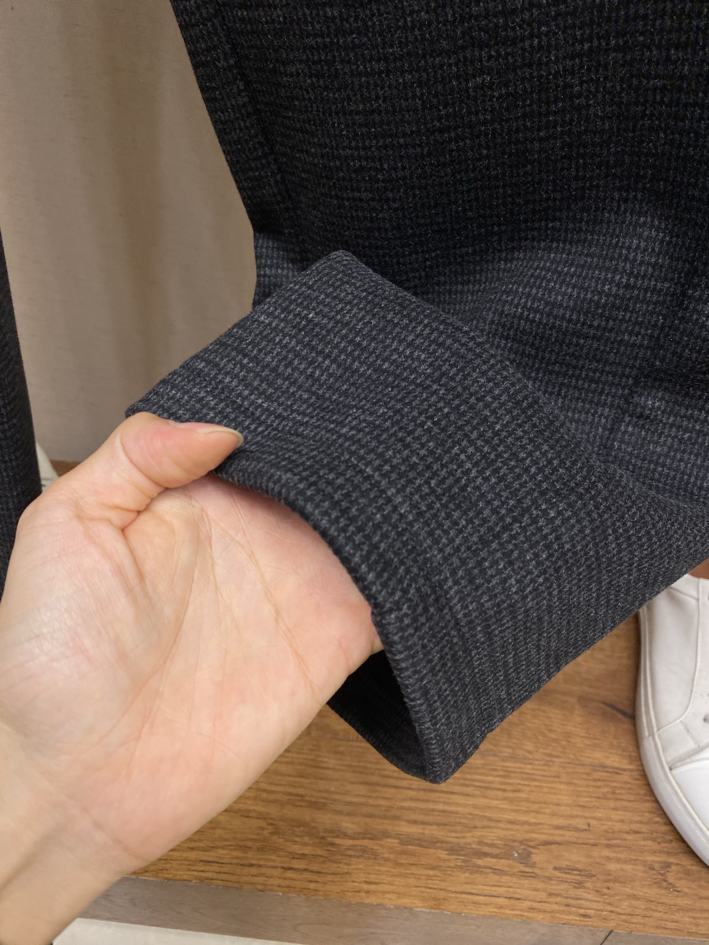 🌟🌟 BV高奢风暗格纹理深灰色羊毛裤深灰暗格是流动的画布，每一寸羊毛都织入意式含蓄的奢华。BV标志在腰间