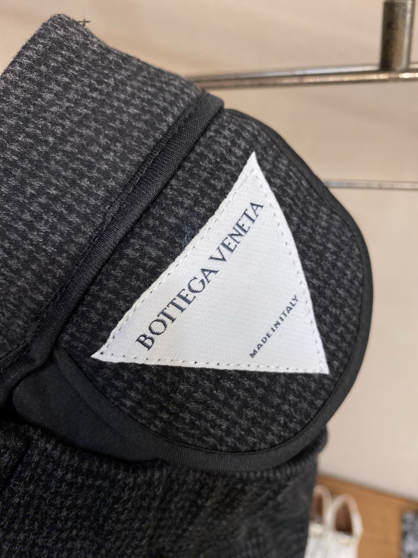 🌟🌟 BV高奢风暗格纹理深灰色羊毛裤深灰暗格是流动的画布，每一寸羊毛都织入意式含蓄的奢华。BV标志在腰间