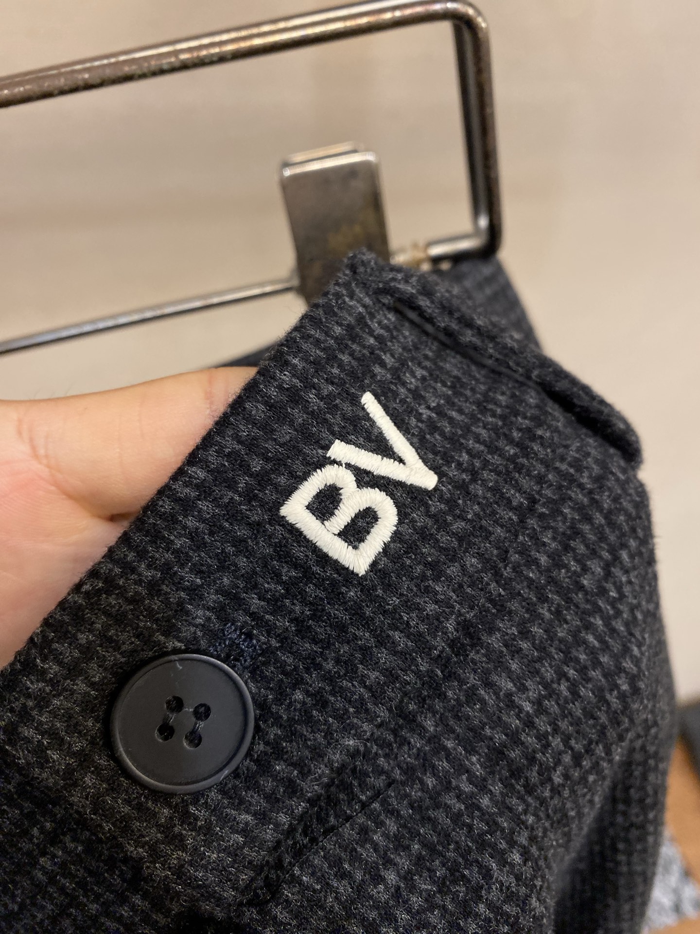 🌟🌟 BV高奢风暗格纹理深灰色羊毛裤深灰暗格是流动的画布，每一寸羊毛都织入意式含蓄的奢华。BV标志在腰间