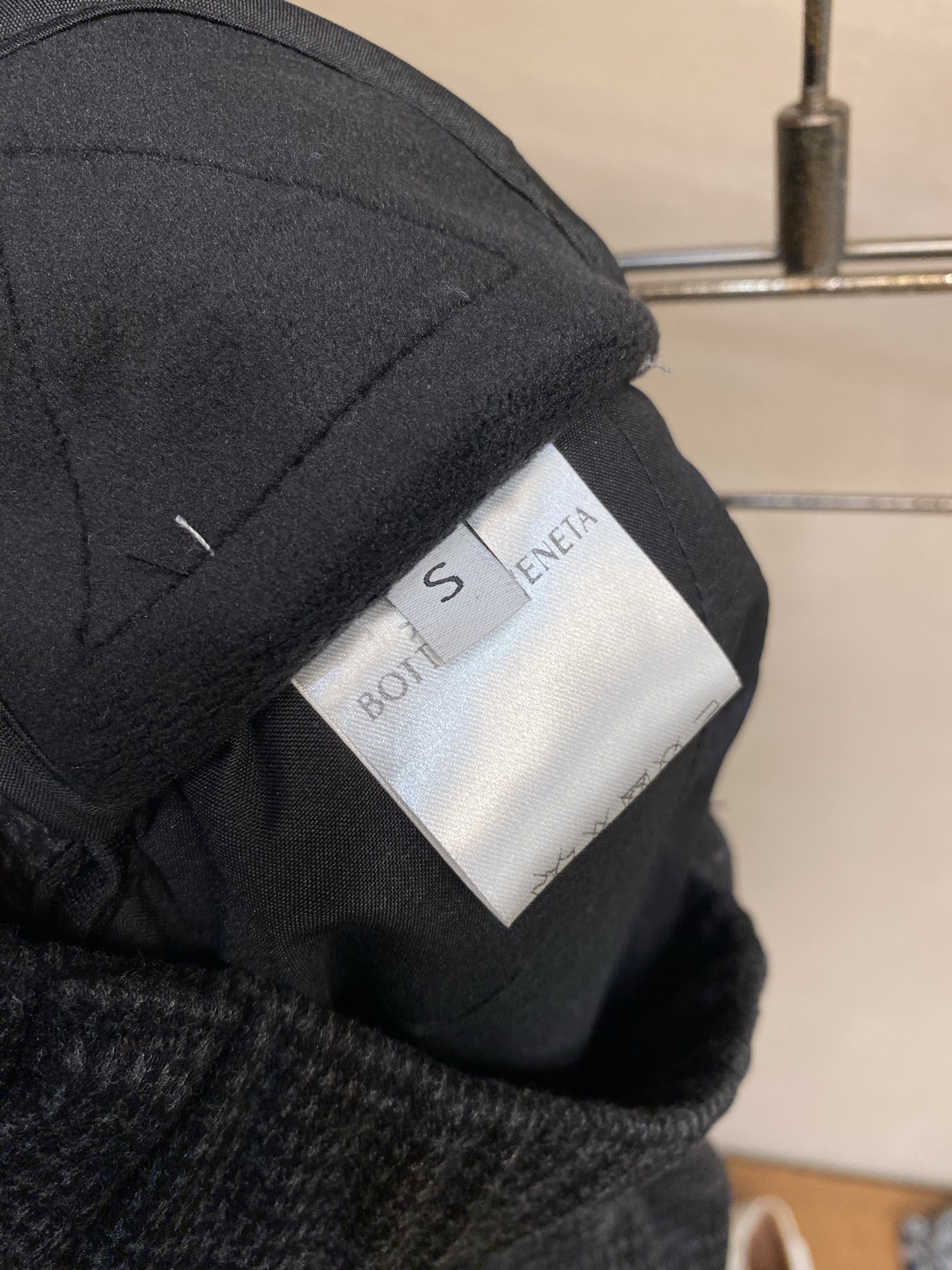 🌟🌟 BV高奢风暗格纹理深灰色羊毛裤深灰暗格是流动的画布，每一寸羊毛都织入意式含蓄的奢华。BV标志在腰间