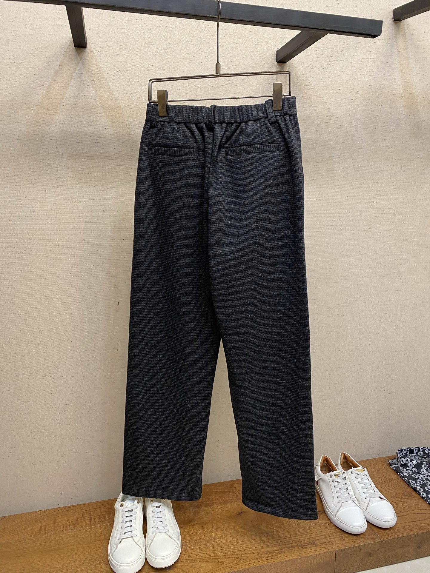 🌟🌟 BV高奢风暗格纹理深灰色羊毛裤深灰暗格是流动的画布，每一寸羊毛都织入意式含蓄的奢华。BV标志在腰间