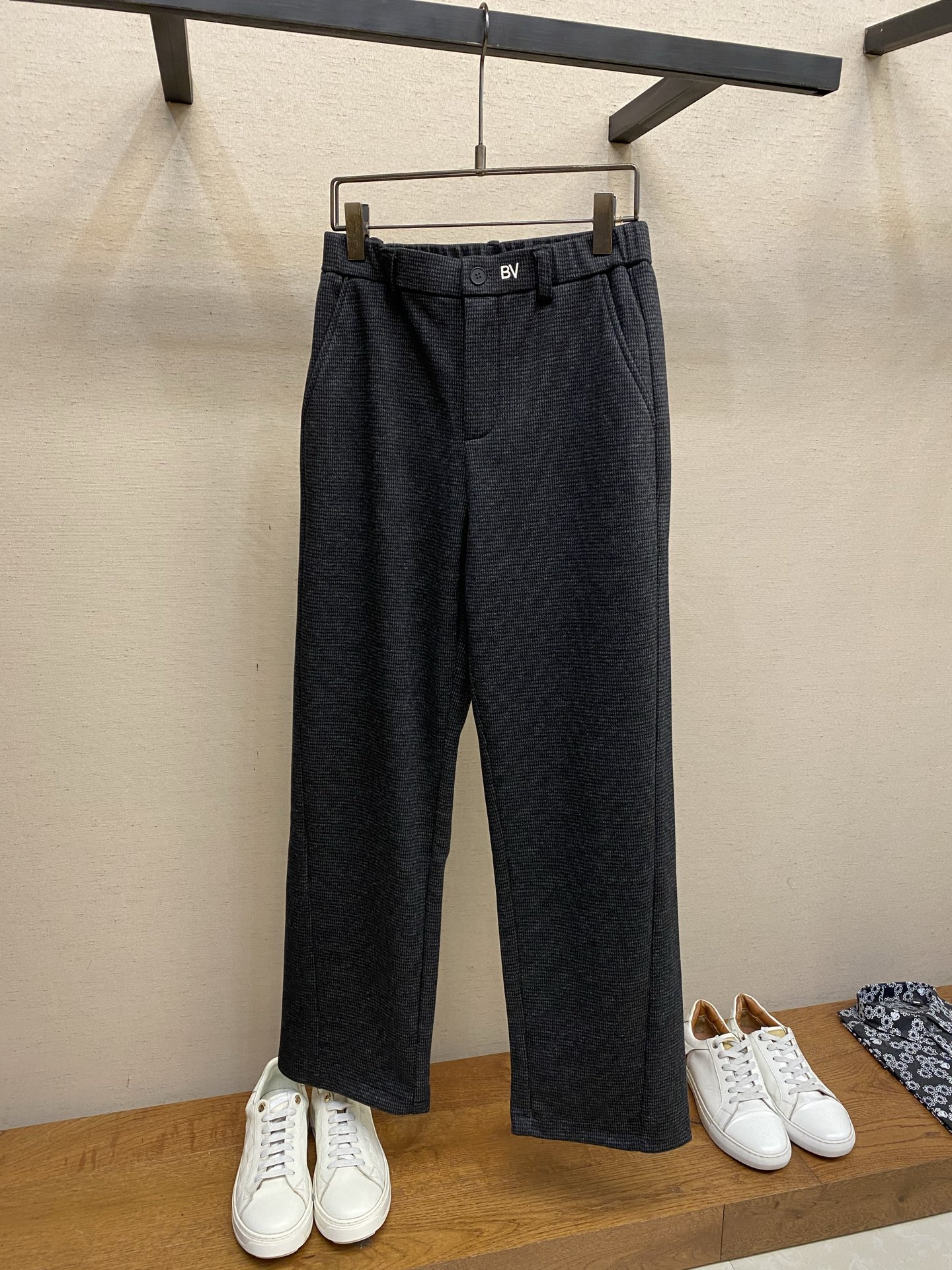 🌟🌟 BV高奢风暗格纹理深灰色羊毛裤深灰暗格是流动的画布，每一寸羊毛都织入意式含蓄的奢华。BV标志在腰间