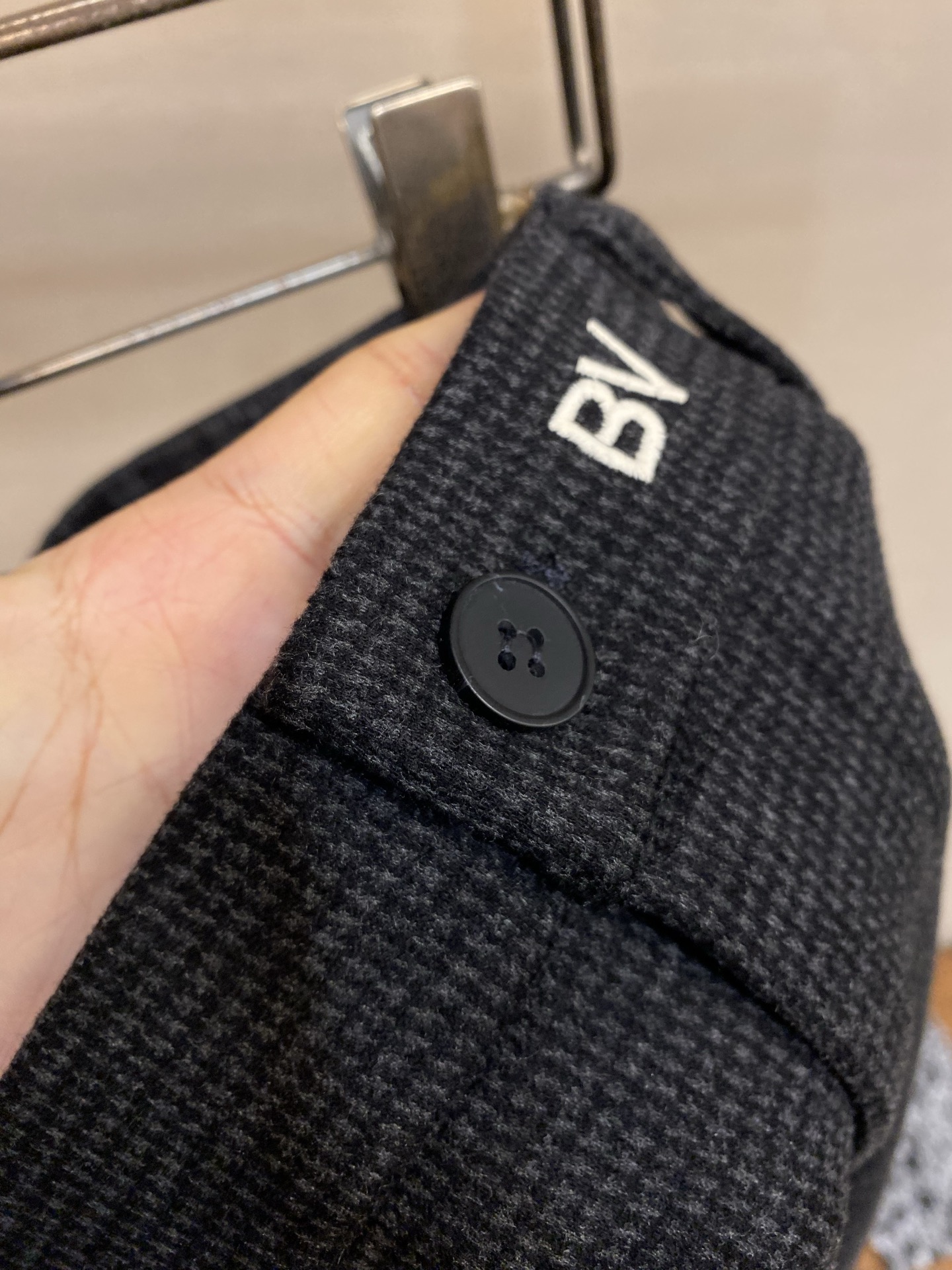 🌟🌟 BV高奢风暗格纹理深灰色羊毛裤深灰暗格是流动的画布，每一寸羊毛都织入意式含蓄的奢华。BV标志在腰间