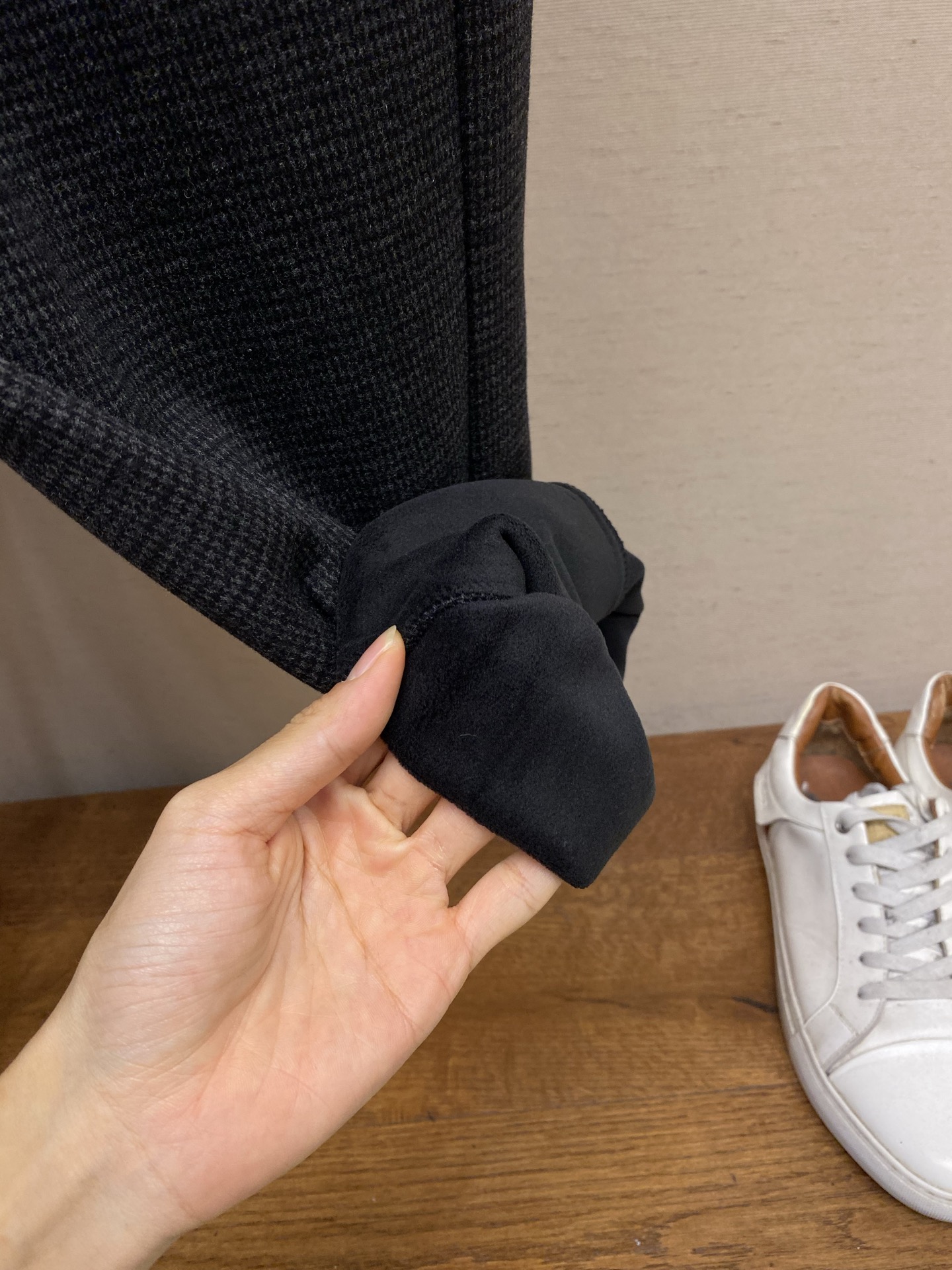 🌟🌟 BV高奢风暗格纹理深灰色羊毛裤深灰暗格是流动的画布，每一寸羊毛都织入意式含蓄的奢华。BV标志在腰间