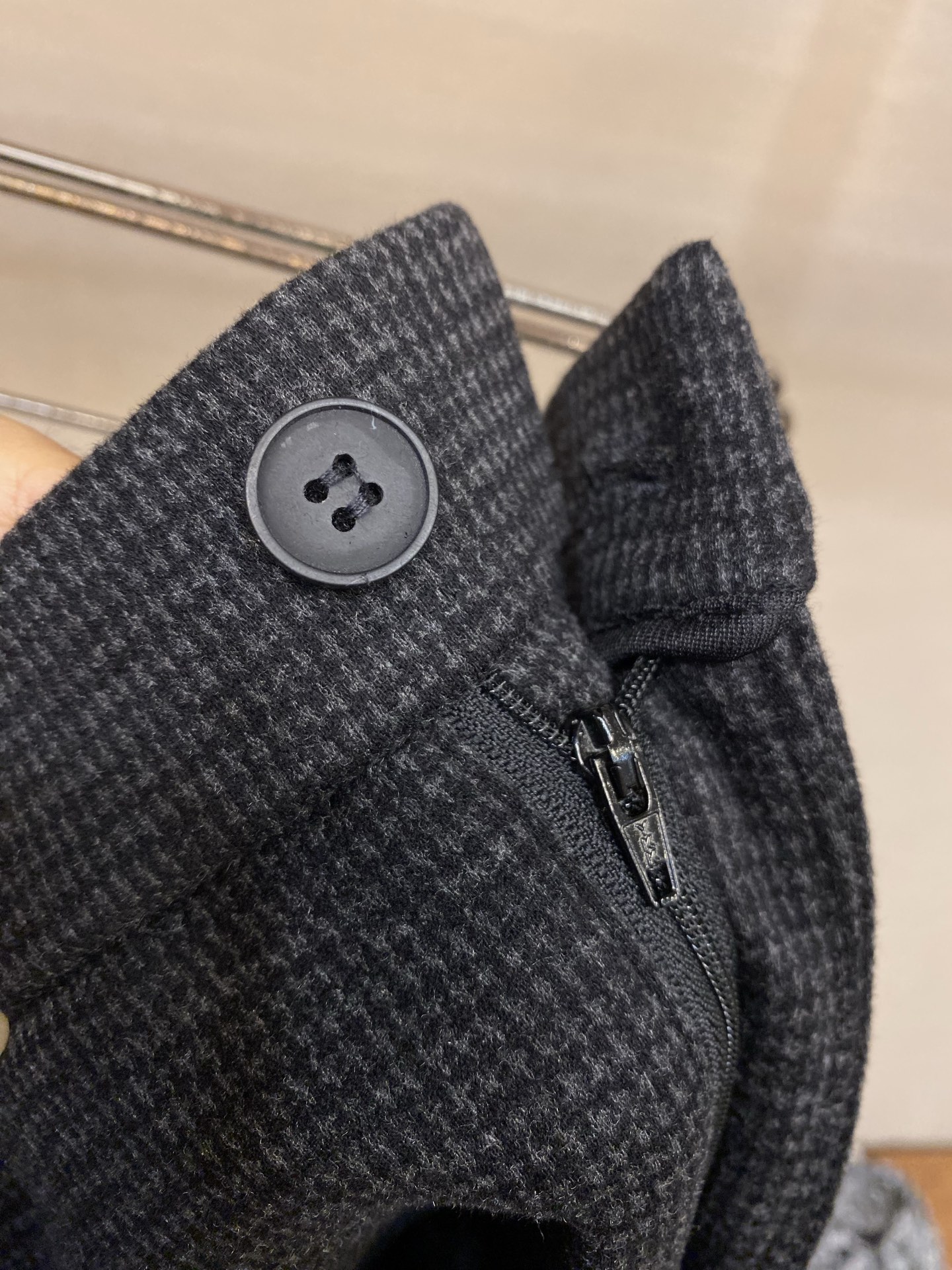 🌟🌟 BV高奢风暗格纹理深灰色羊毛裤深灰暗格是流动的画布，每一寸羊毛都织入意式含蓄的奢华。BV标志在腰间