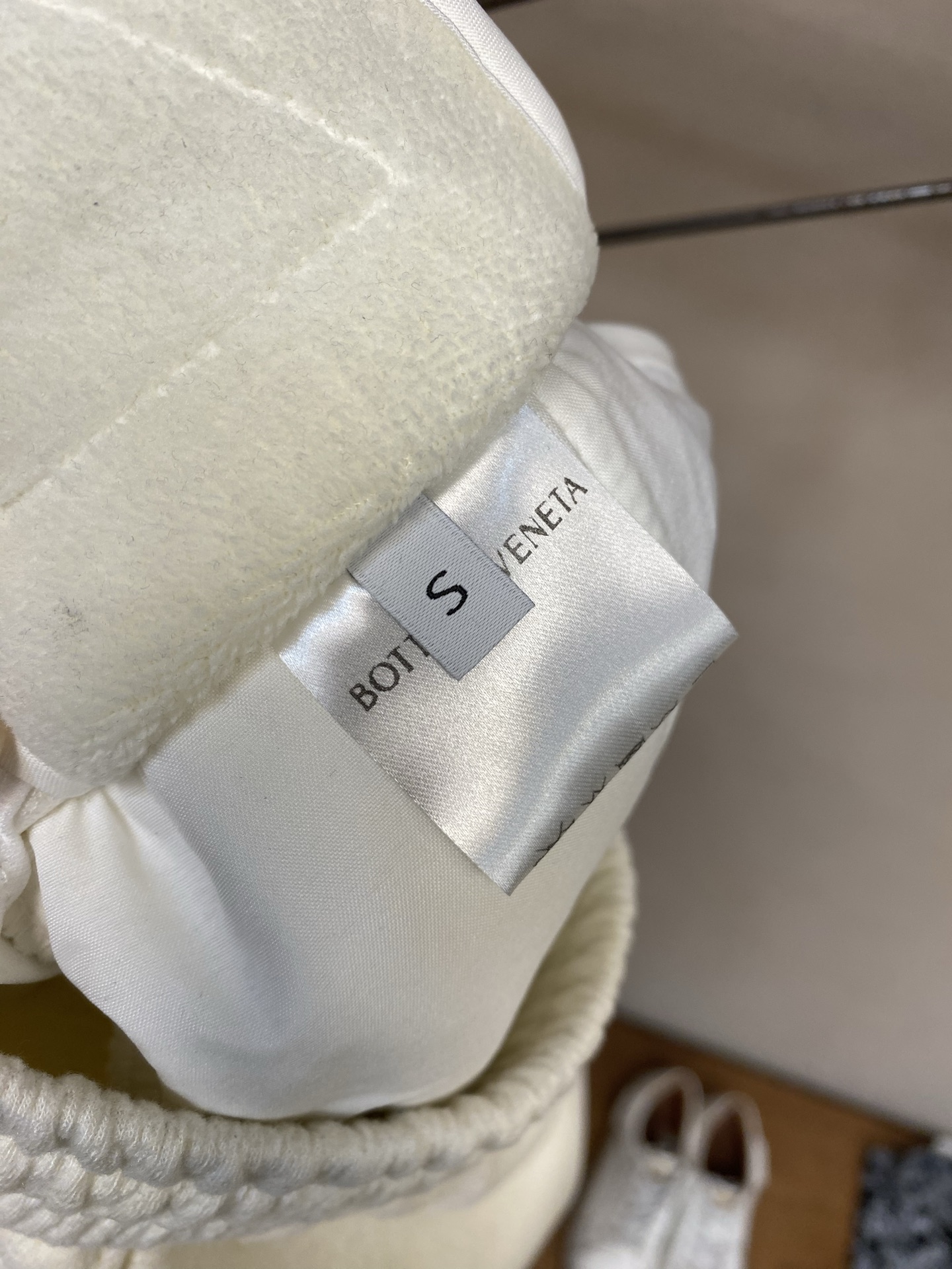 🌟🌟 BV白色泡芙高定裤~男士阔腿休闲裤BV这款白色泡芙高定裤，是意式奢潮与舒适穿着的完美结合。甄选软糯