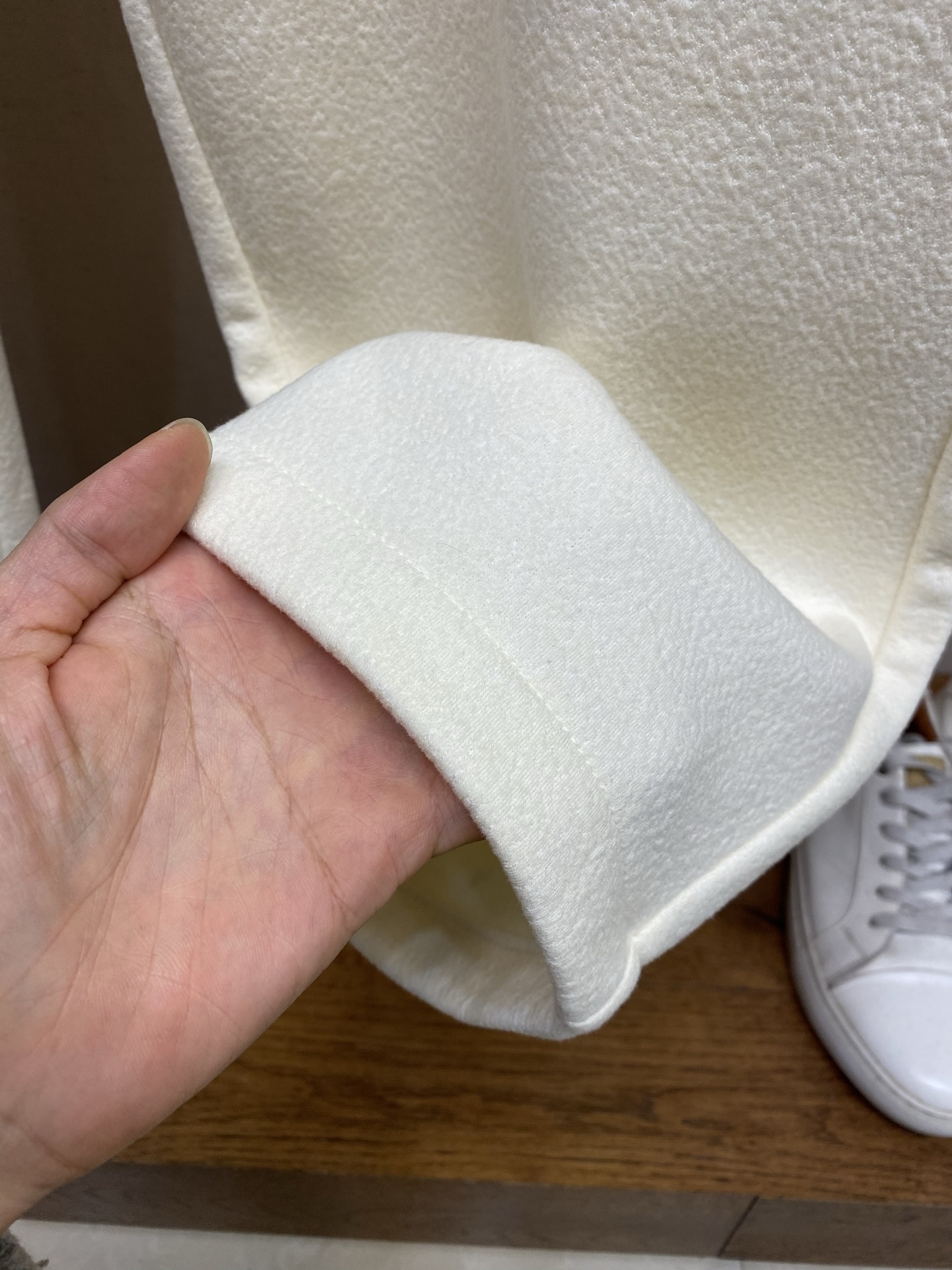 🌟🌟 BV白色泡芙高定裤~男士阔腿休闲裤BV这款白色泡芙高定裤，是意式奢潮与舒适穿着的完美结合。甄选软糯