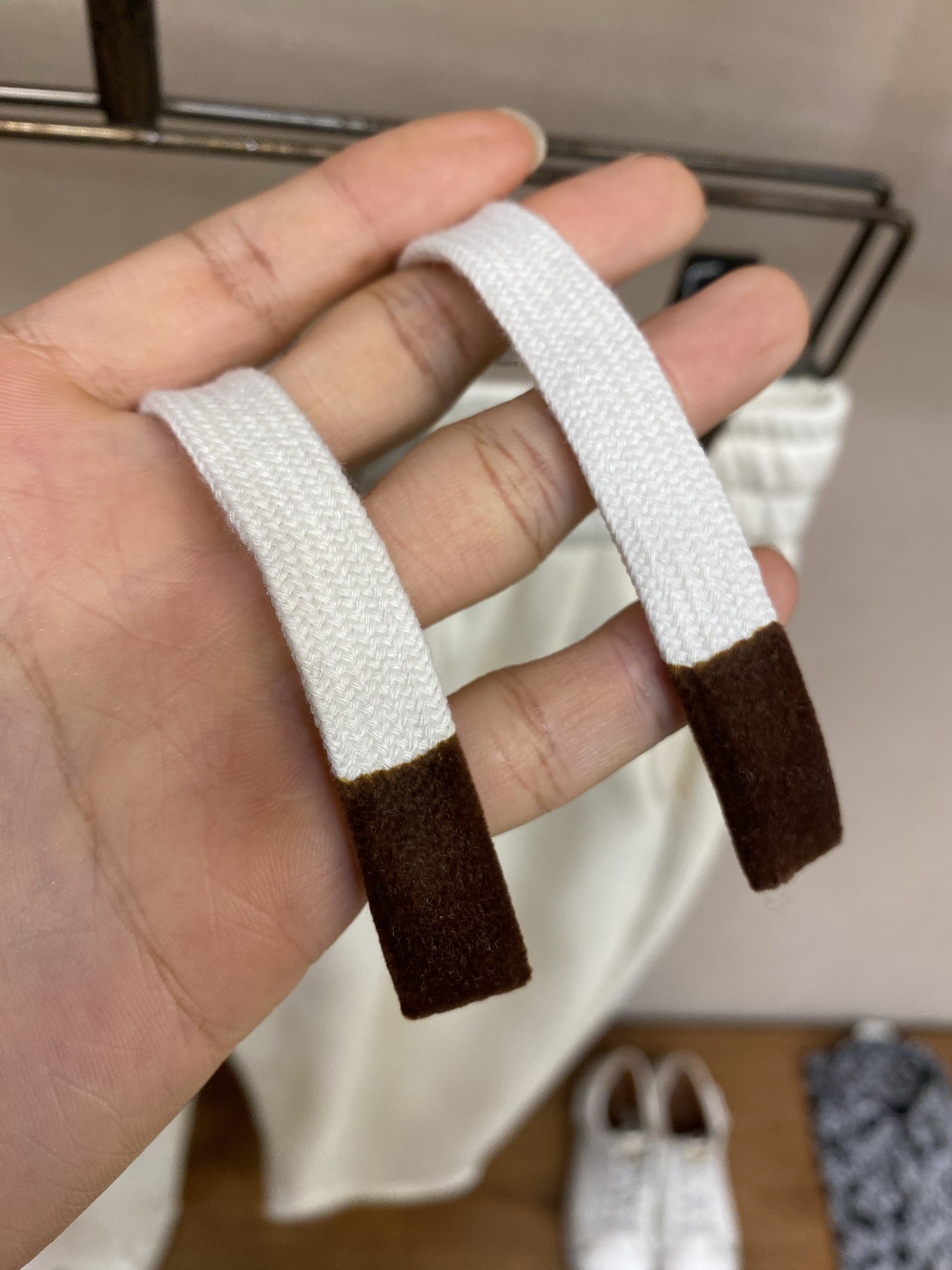 🌟🌟 BV白色泡芙高定裤~男士阔腿休闲裤BV这款白色泡芙高定裤，是意式奢潮与舒适穿着的完美结合。甄选软糯