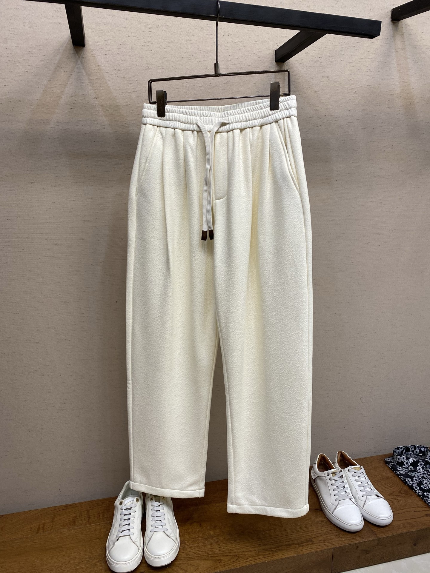 🌟🌟 BV白色泡芙高定裤~男士阔腿休闲裤BV这款白色泡芙高定裤，是意式奢潮与舒适穿着的完美结合。甄选软糯