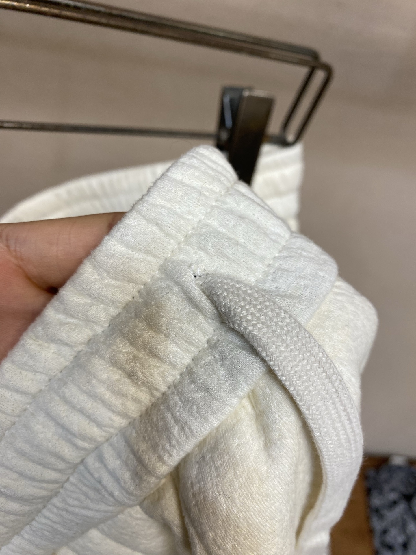 🌟🌟 BV白色泡芙高定裤~男士阔腿休闲裤BV这款白色泡芙高定裤，是意式奢潮与舒适穿着的完美结合。甄选软糯