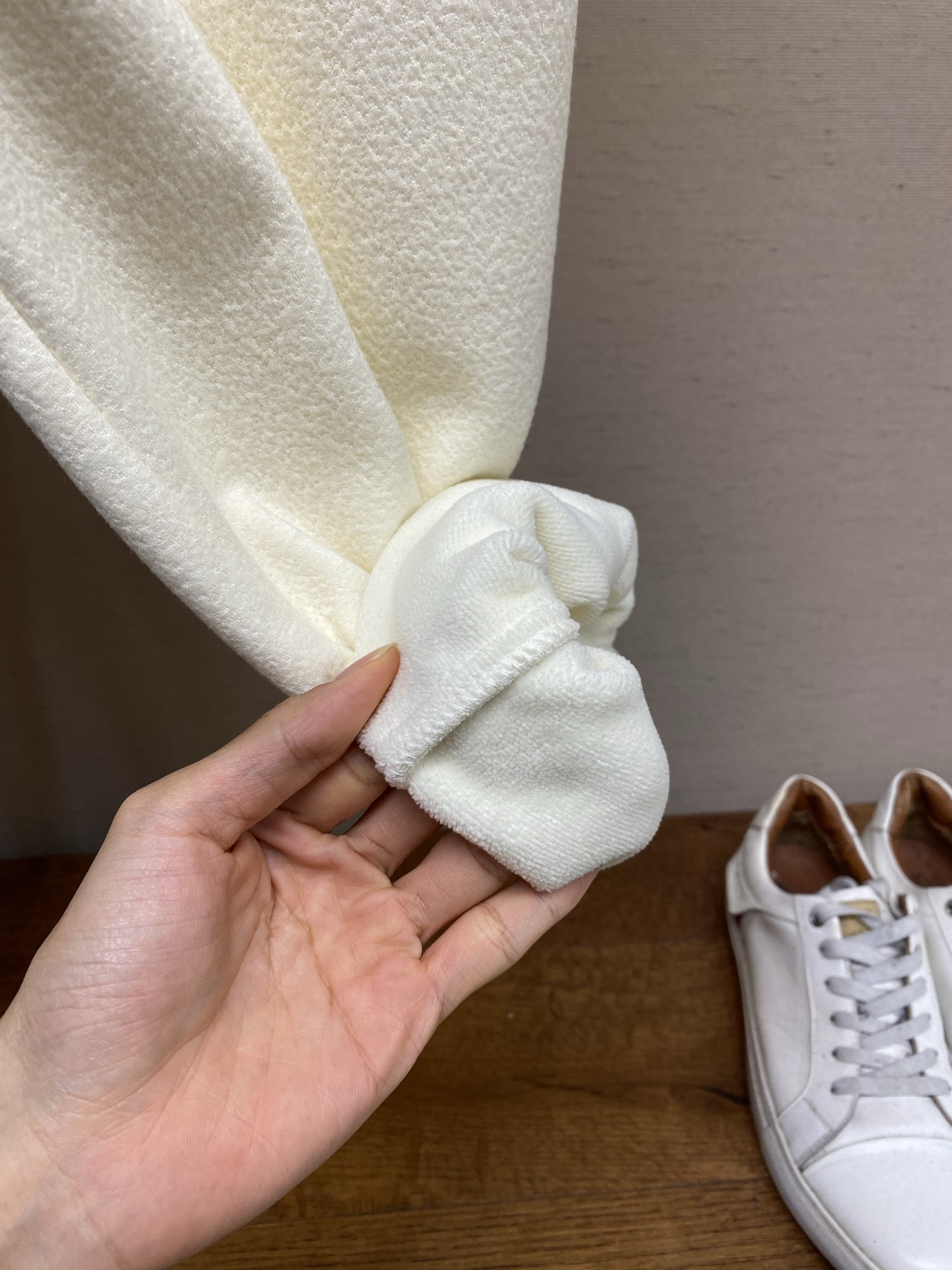 🌟🌟 BV白色泡芙高定裤~男士阔腿休闲裤BV这款白色泡芙高定裤，是意式奢潮与舒适穿着的完美结合。甄选软糯