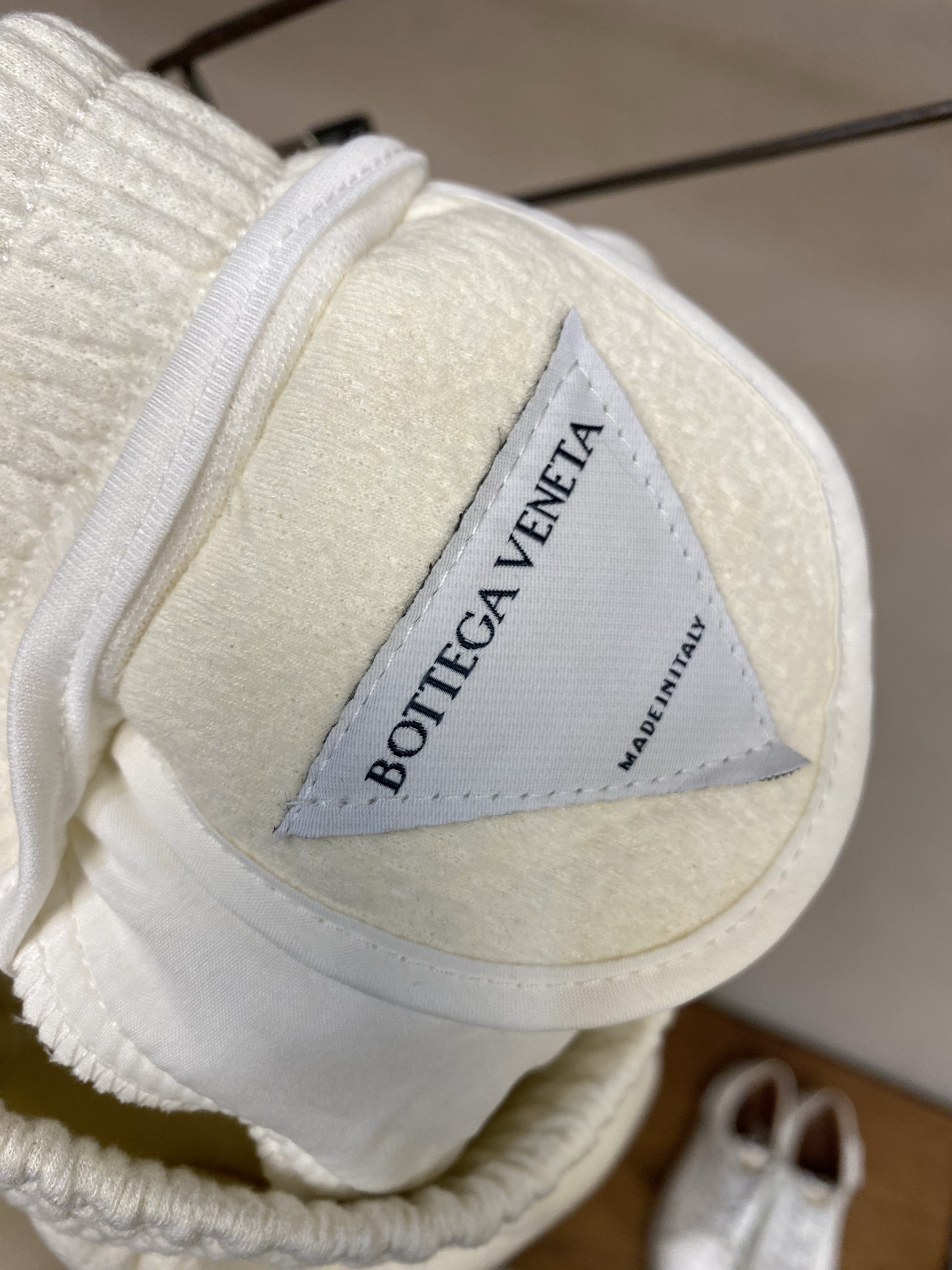 🌟🌟 BV白色泡芙高定裤~男士阔腿休闲裤BV这款白色泡芙高定裤，是意式奢潮与舒适穿着的完美结合。甄选软糯