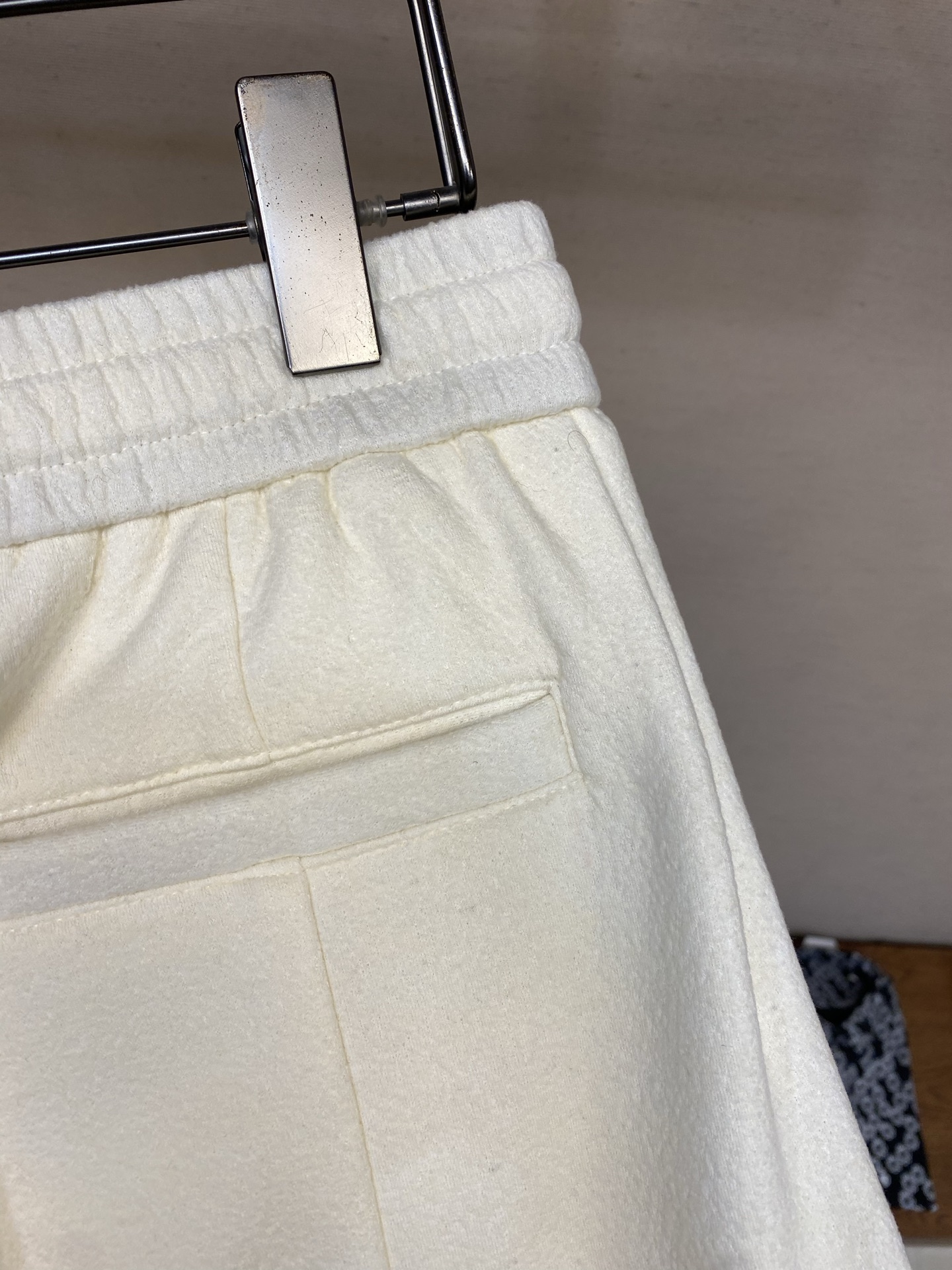 🌟🌟 BV白色泡芙高定裤~男士阔腿休闲裤BV这款白色泡芙高定裤，是意式奢潮与舒适穿着的完美结合。甄选软糯