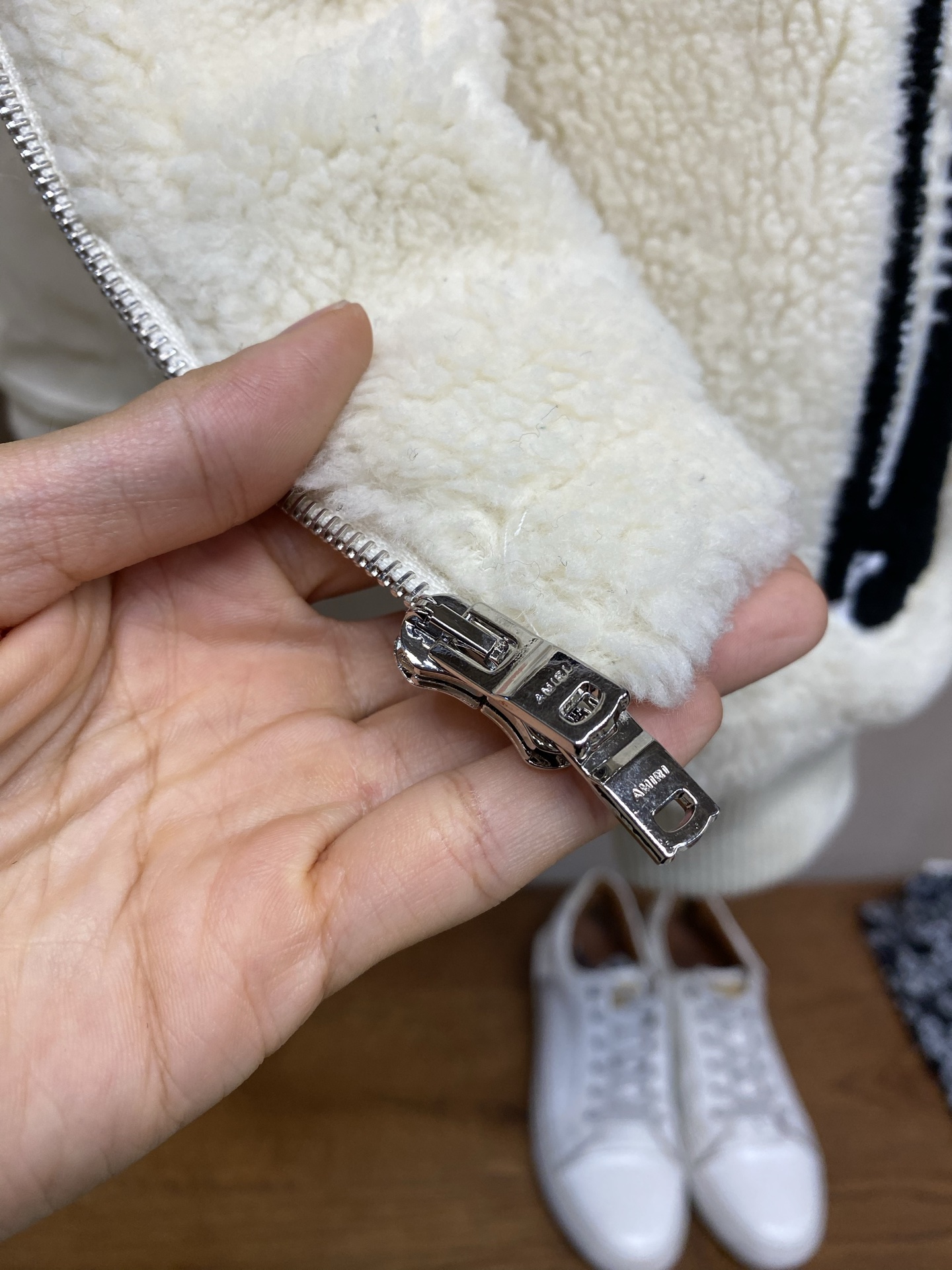 🌟🌟ANIRI AMIRI骨头摇粒绒外套 摇粒绒材质，柔软又保暖，秋冬穿超合适!袖子上的 骨头图案超有辨