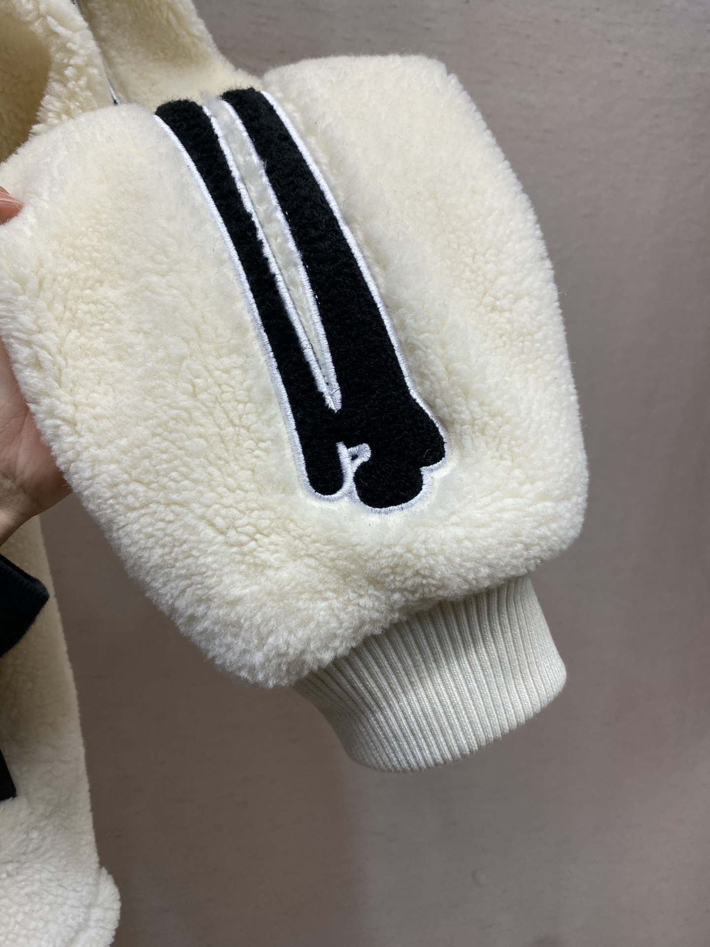 🌟🌟ANIRI AMIRI骨头摇粒绒外套 摇粒绒材质，柔软又保暖，秋冬穿超合适!袖子上的 骨头图案超有辨