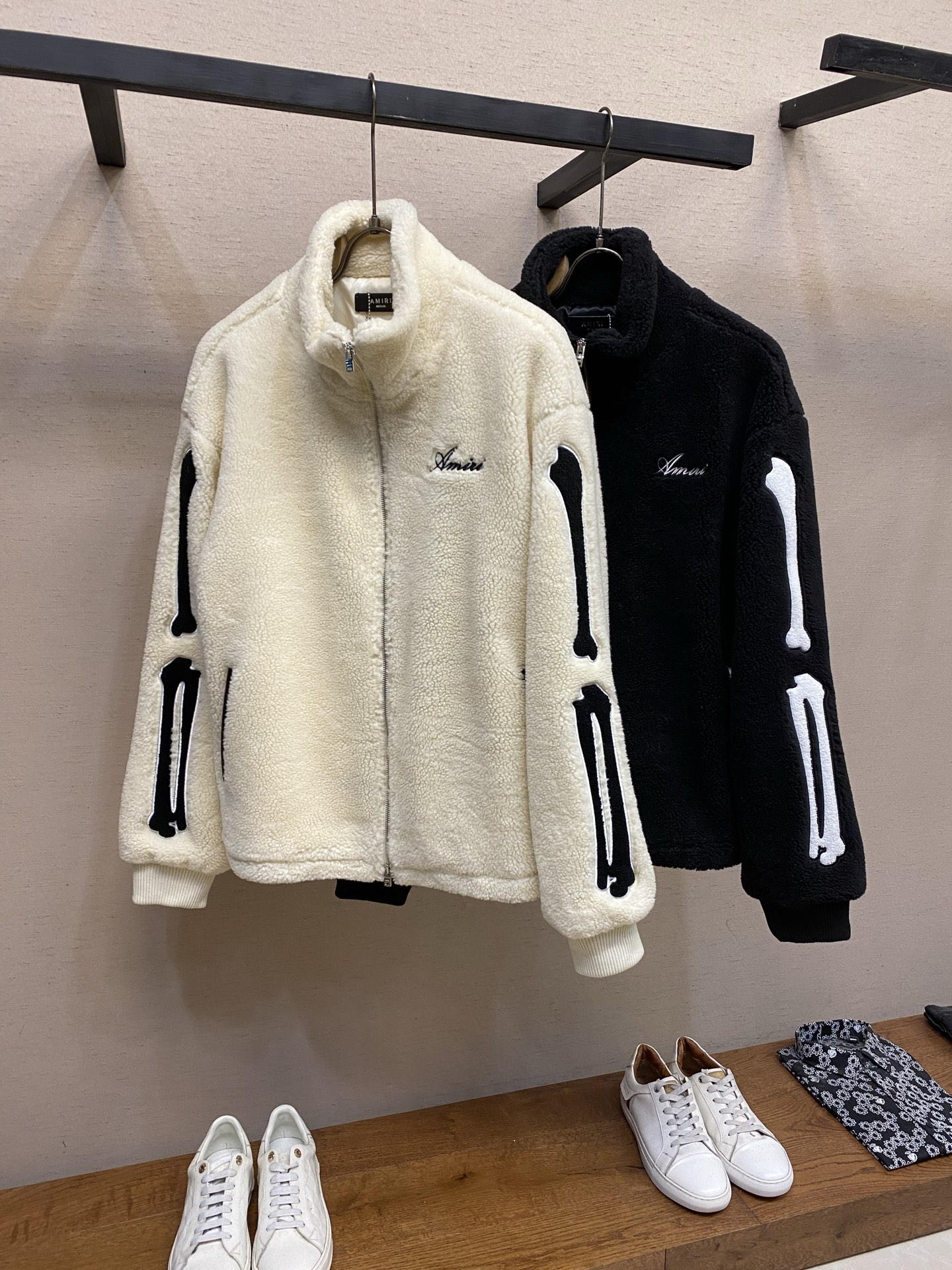 🌟🌟ANIRI AMIRI骨头摇粒绒外套 摇粒绒材质，柔软又保暖，秋冬穿超合适!袖子上的 骨头图案超有辨