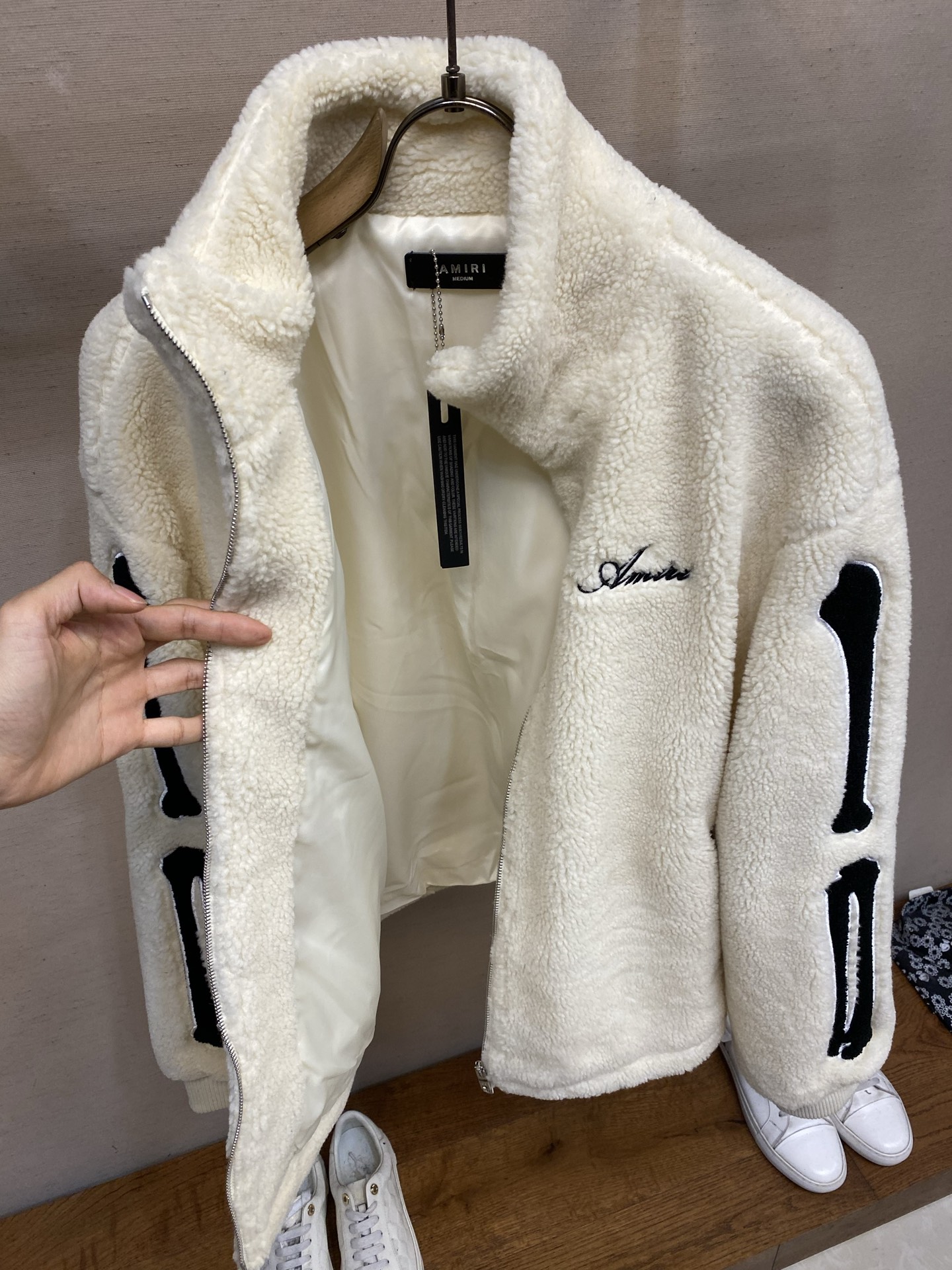 🌟🌟ANIRI AMIRI骨头摇粒绒外套 摇粒绒材质，柔软又保暖，秋冬穿超合适!袖子上的 骨头图案超有辨