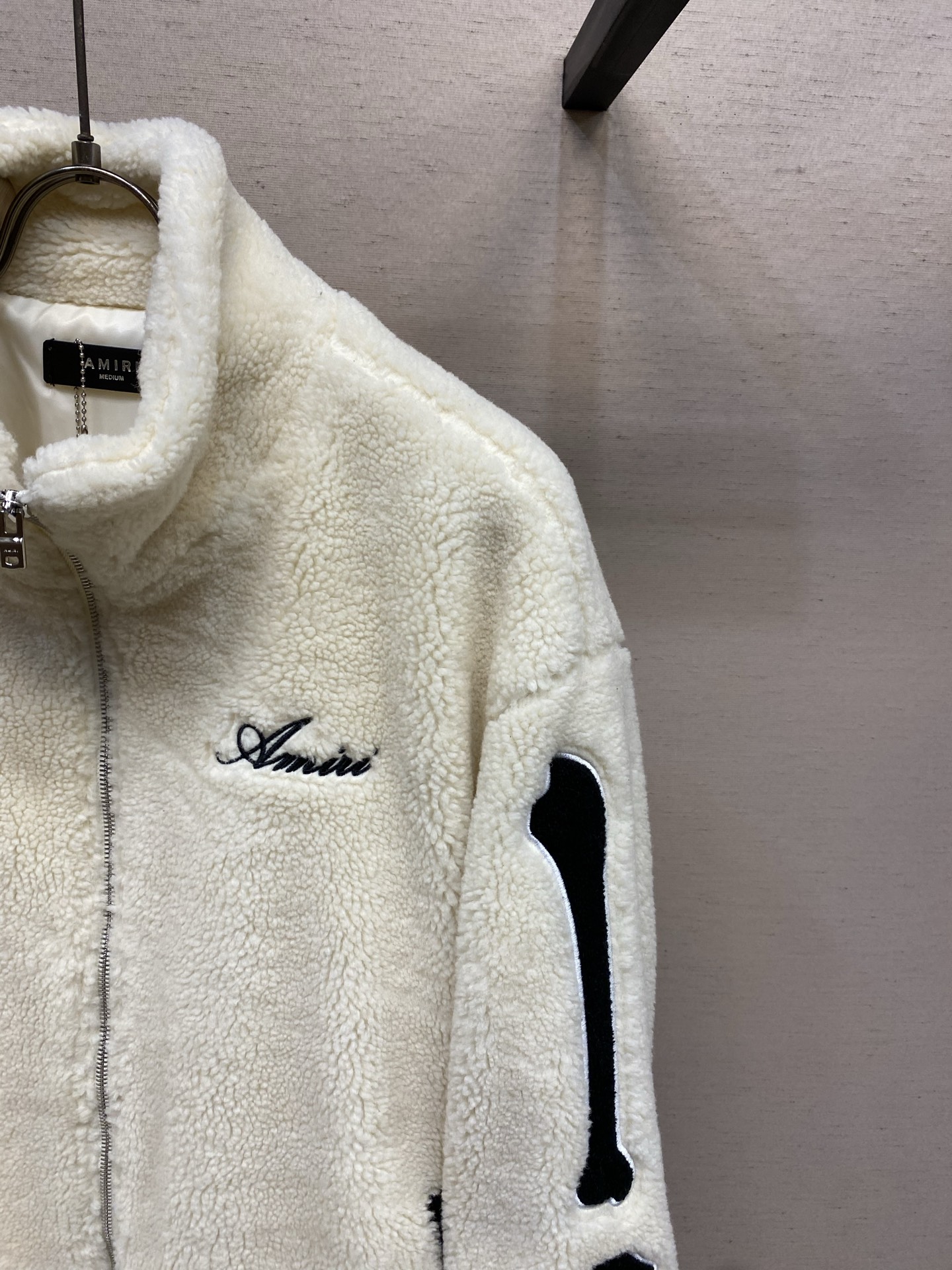 🌟🌟ANIRI AMIRI骨头摇粒绒外套 摇粒绒材质，柔软又保暖，秋冬穿超合适!袖子上的 骨头图案超有辨