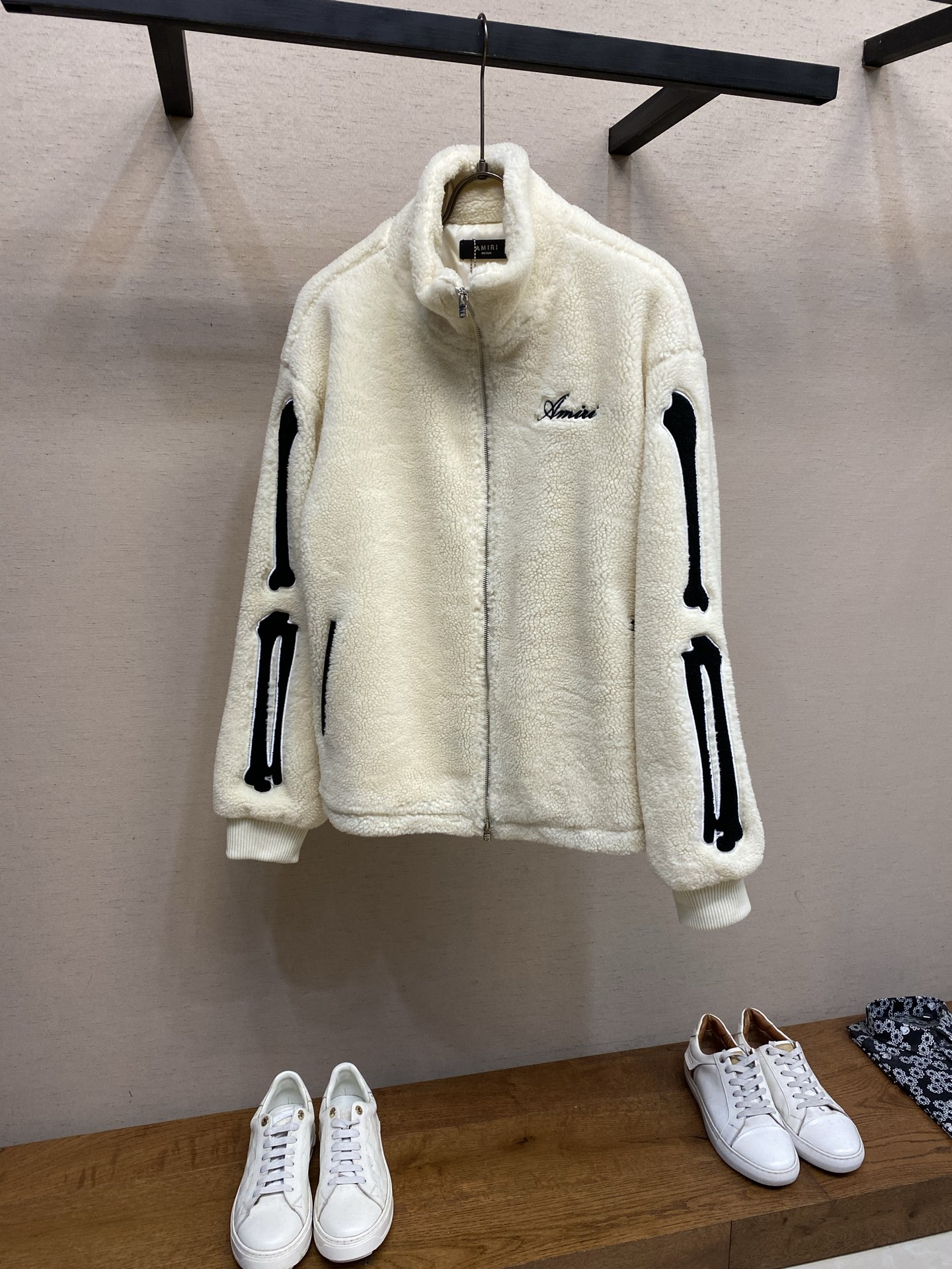 🌟🌟ANIRI AMIRI骨头摇粒绒外套 摇粒绒材质，柔软又保暖，秋冬穿超合适!袖子上的 骨头图案超有辨