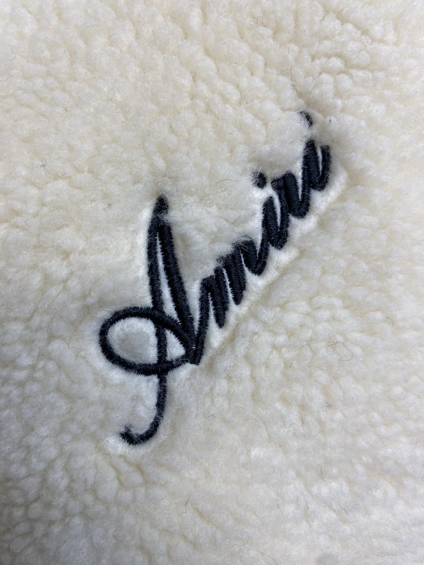 🌟🌟ANIRI AMIRI骨头摇粒绒外套 摇粒绒材质，柔软又保暖，秋冬穿超合适!袖子上的 骨头图案超有辨