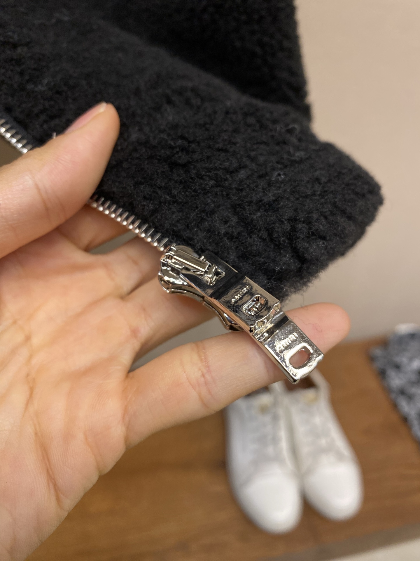 🌟🌟ANIRI AMIRI骨头摇粒绒外套 摇粒绒材质，柔软又保暖，秋冬穿超合适!袖子上的 骨头图案超有辨