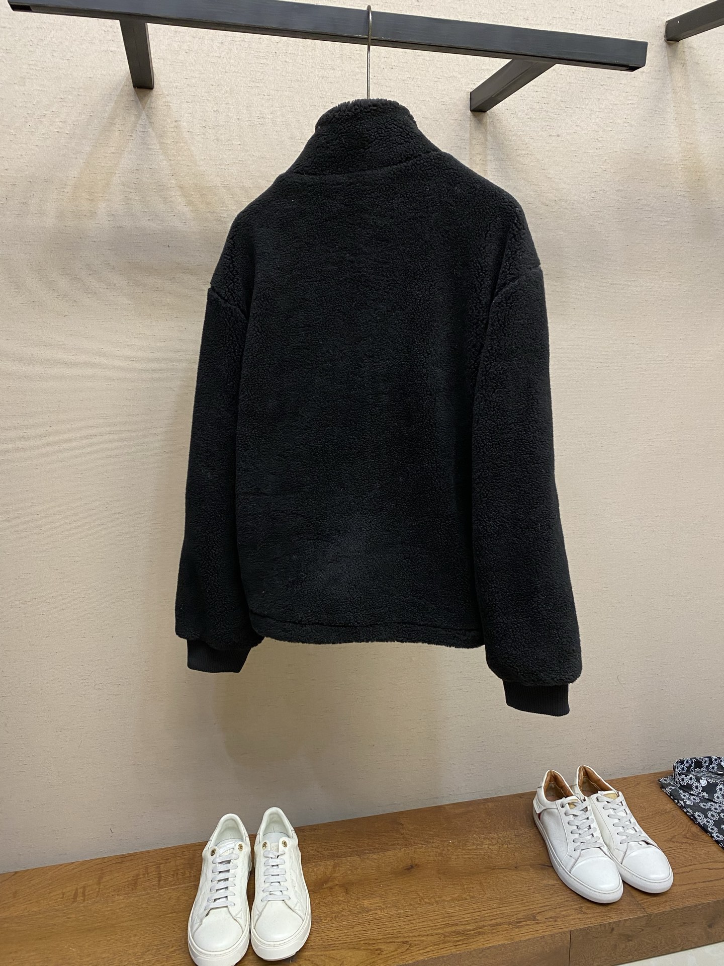 🌟🌟ANIRI AMIRI骨头摇粒绒外套 摇粒绒材质，柔软又保暖，秋冬穿超合适!袖子上的 骨头图案超有辨