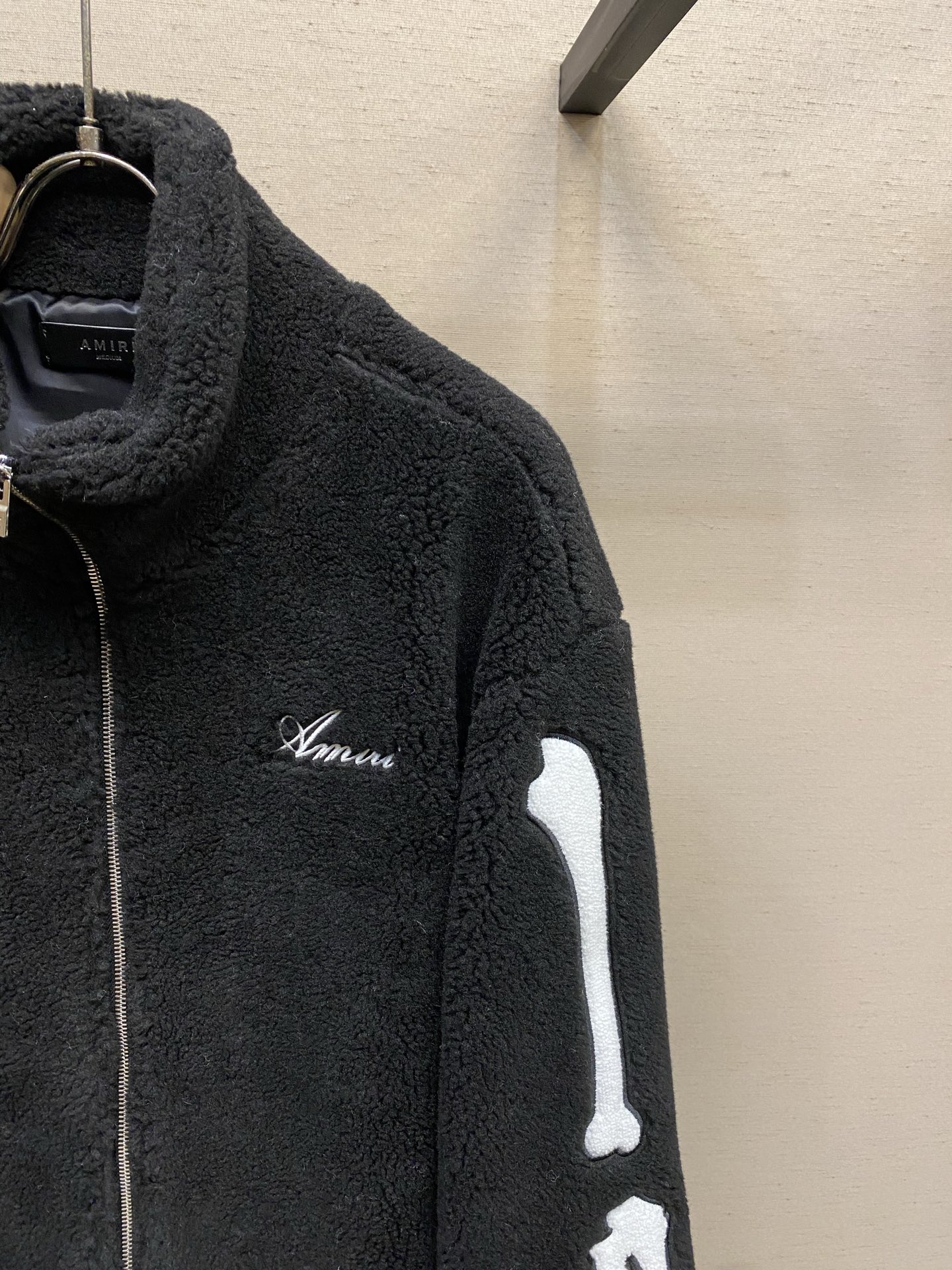 🌟🌟ANIRI AMIRI骨头摇粒绒外套 摇粒绒材质，柔软又保暖，秋冬穿超合适!袖子上的 骨头图案超有辨