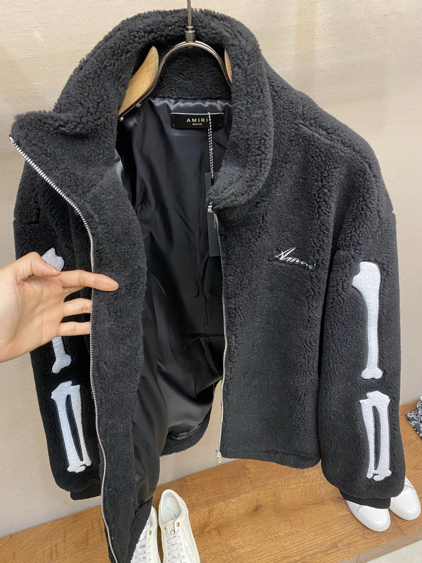 🌟🌟ANIRI AMIRI骨头摇粒绒外套 摇粒绒材质，柔软又保暖，秋冬穿超合适!袖子上的 骨头图案超有辨