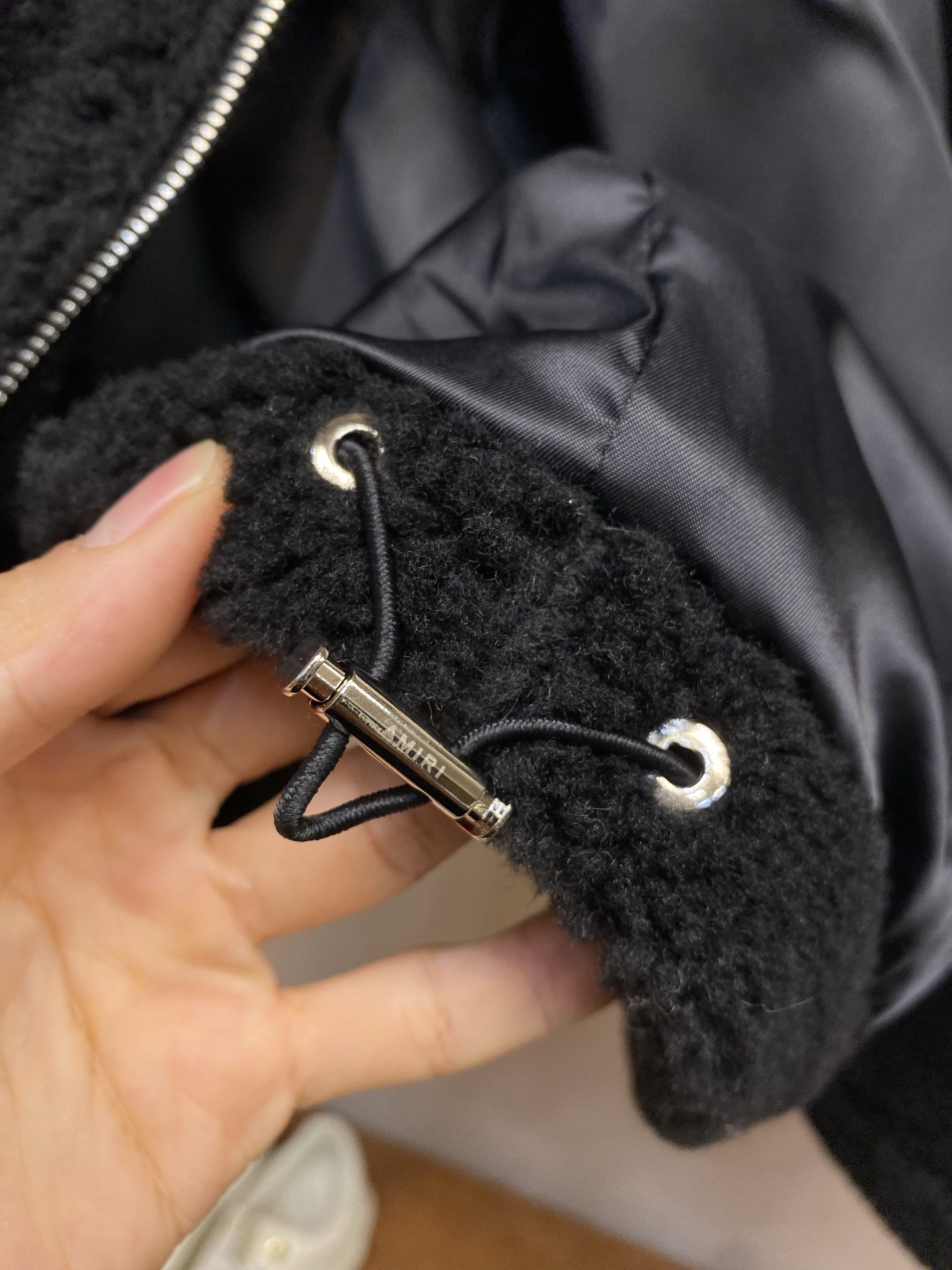 🌟🌟ANIRI AMIRI骨头摇粒绒外套 摇粒绒材质，柔软又保暖，秋冬穿超合适!袖子上的 骨头图案超有辨