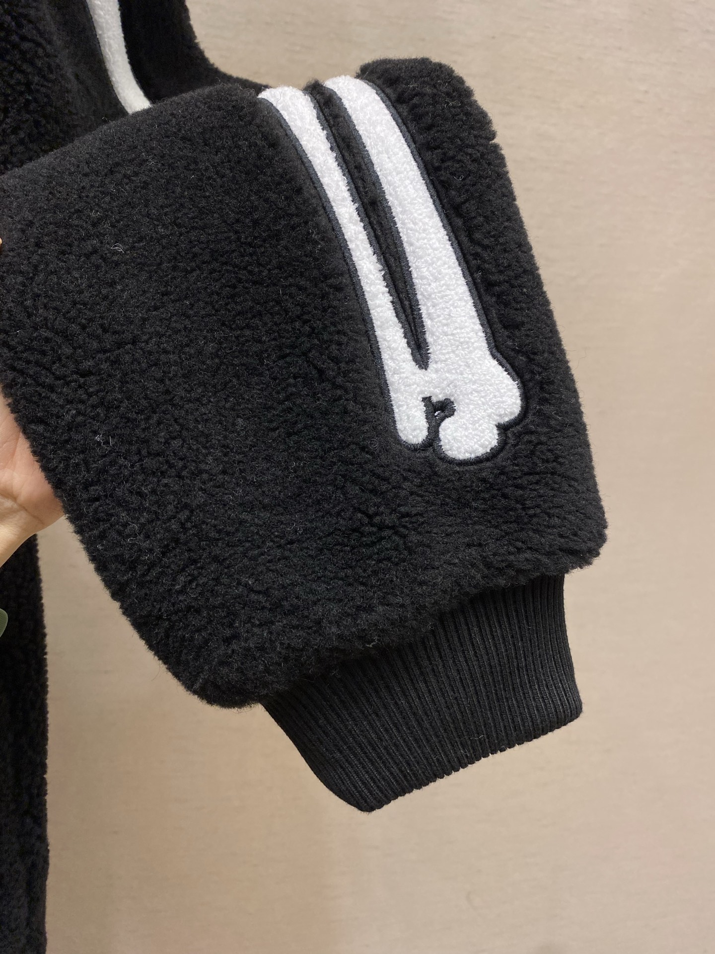 🌟🌟ANIRI AMIRI骨头摇粒绒外套 摇粒绒材质，柔软又保暖，秋冬穿超合适!袖子上的 骨头图案超有辨