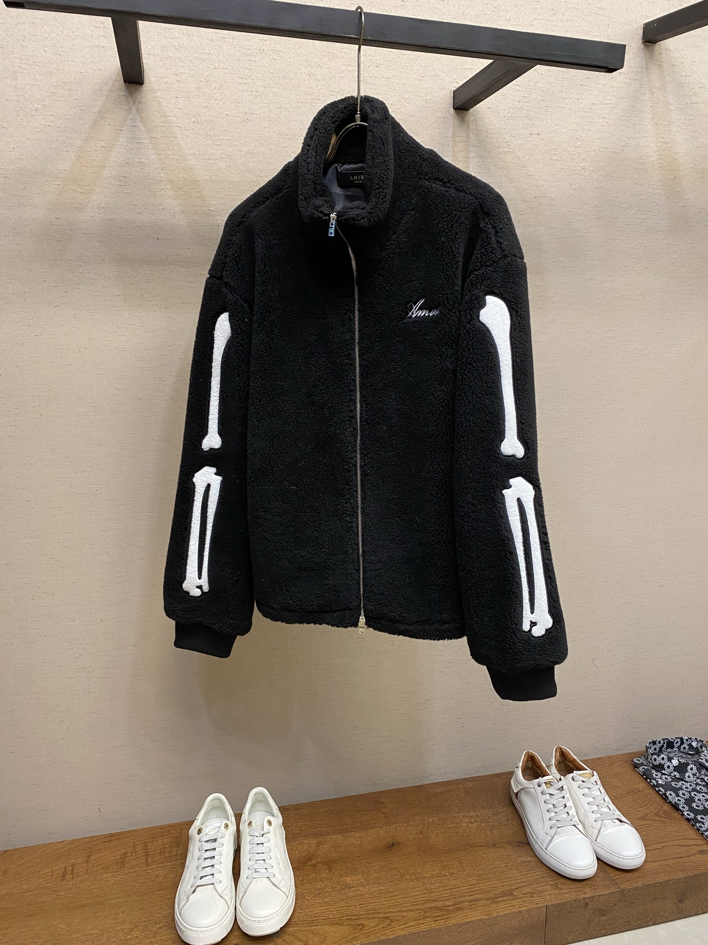 NO:684117,ANIRI AMIRI Bone Polar Fleece Jacket Polar fleece material, soft and warm, perfect for autumn and winter! The bone pattern on the sleeves is very recognizable and has a full street feel. The zipper closure + stand-up collar design is practical and fashionable, and the brand embroidery details on the chest are also very good. It can be easily worn in daily casual or street style, and you can easily get a trendy look with Dexun shoes or jeans! Sizes S-XL, amiri, jeans, jackets & coats,19860909ANIRI AMIRI骨头摇粒绒外套 摇粒绒材质,柔软又保暖,秋冬穿超合适!袖子上的 骨头图案超有辨识度,街头感满满.拉链开合+立领设计,实用又时髦,胸前品牌刺绣细节也很加分.日常休闲,街头风都能轻松驾驭,搭配德训鞋或牛仔裤,轻松get潮流造型! 尺码S-XL,,amiri,jeans,jackets & coats,,Men's clothing