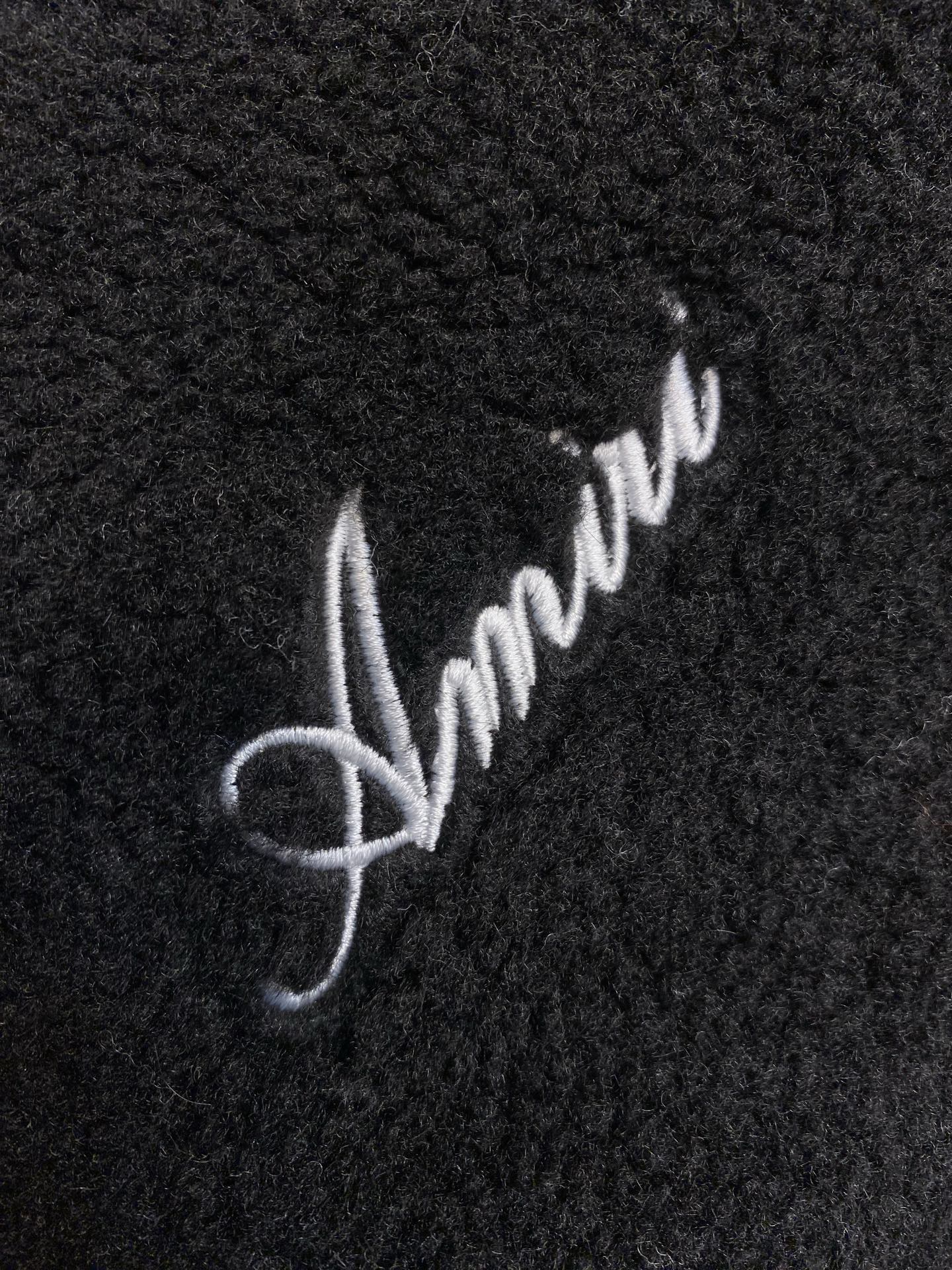 🌟🌟ANIRI AMIRI骨头摇粒绒外套 摇粒绒材质，柔软又保暖，秋冬穿超合适!袖子上的 骨头图案超有辨