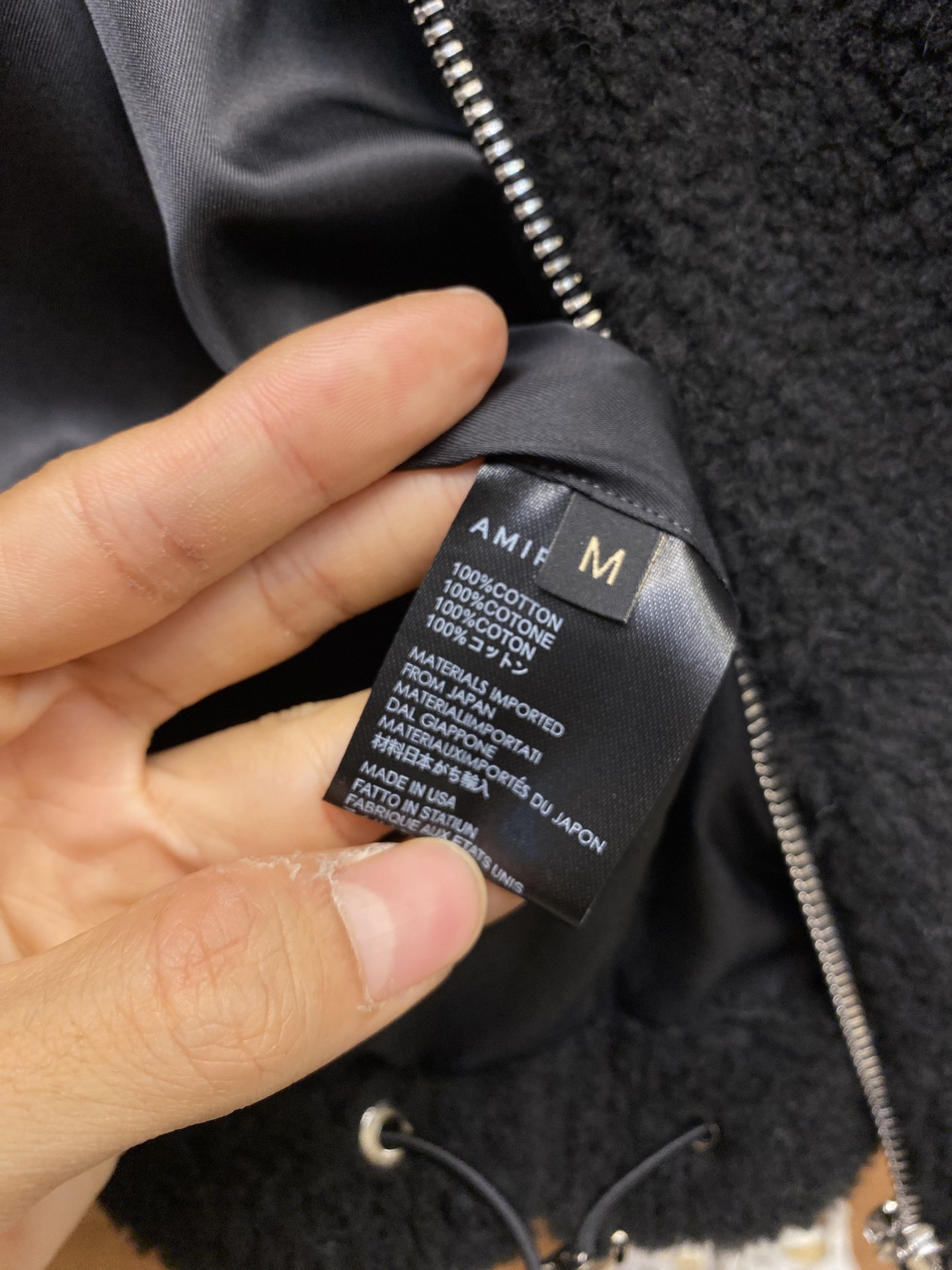 🌟🌟ANIRI AMIRI骨头摇粒绒外套 摇粒绒材质，柔软又保暖，秋冬穿超合适!袖子上的 骨头图案超有辨