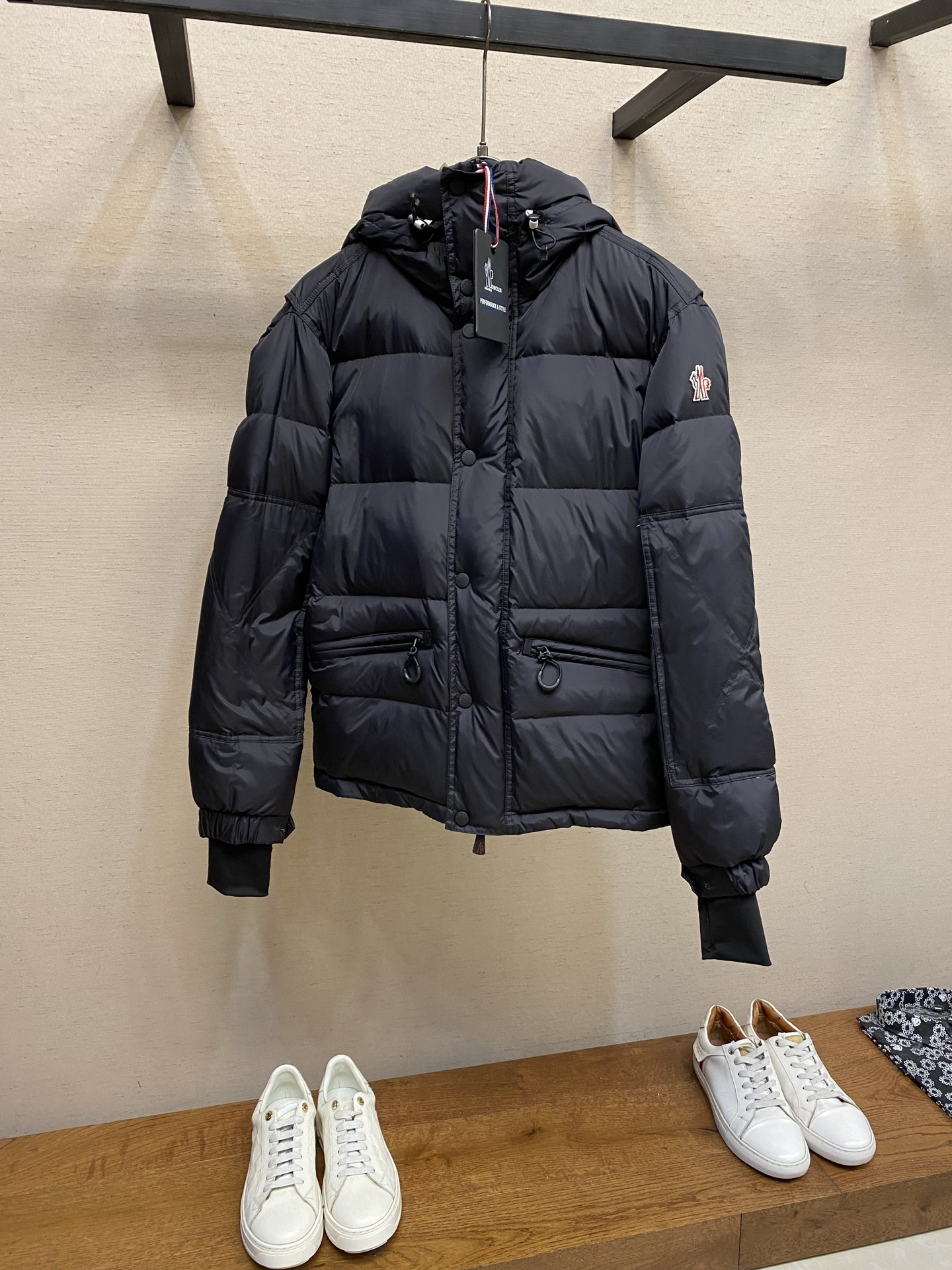 NO:684129,Moncler's new autumn and winter down jacket is high-end customized and filled with top-quality national standard pure 90 white duck down. The quality can withstand any form of inspection, presenting a brand new look and giving you a unique upper body experience!  They have gone through a strict selection process, and their fluffiness and resilience are extremely superior, and their cold-proof performance is beyond doubt!  Customized original metal zipper, fashionable and versatile. The upper body is elegant and handsome, full of personality, and has a brand new sense of sight!  Ready for sale, sizes 1, 2, 3, 4, 5, jackets & coats, down jacket,19860909Moncler 秋冬新款羽绒服外套 高端定制 内填充顶级国标纯正90白鸭绒 品质经得起任何形式检验,呈现一种焕然一新,赋予你与众不同的上身体验！均经过严格的挑选工序,其蓬松感与与回弹性都极为优越,御寒性能更是毋庸置疑！定制原版金属拉链,时尚百搭潮 上身优雅帅气,个性十足,焕然一新的即视感！现货发售, 尺码1,2,3,4,5,,jackets & coats,down jacket,,Men's clothing