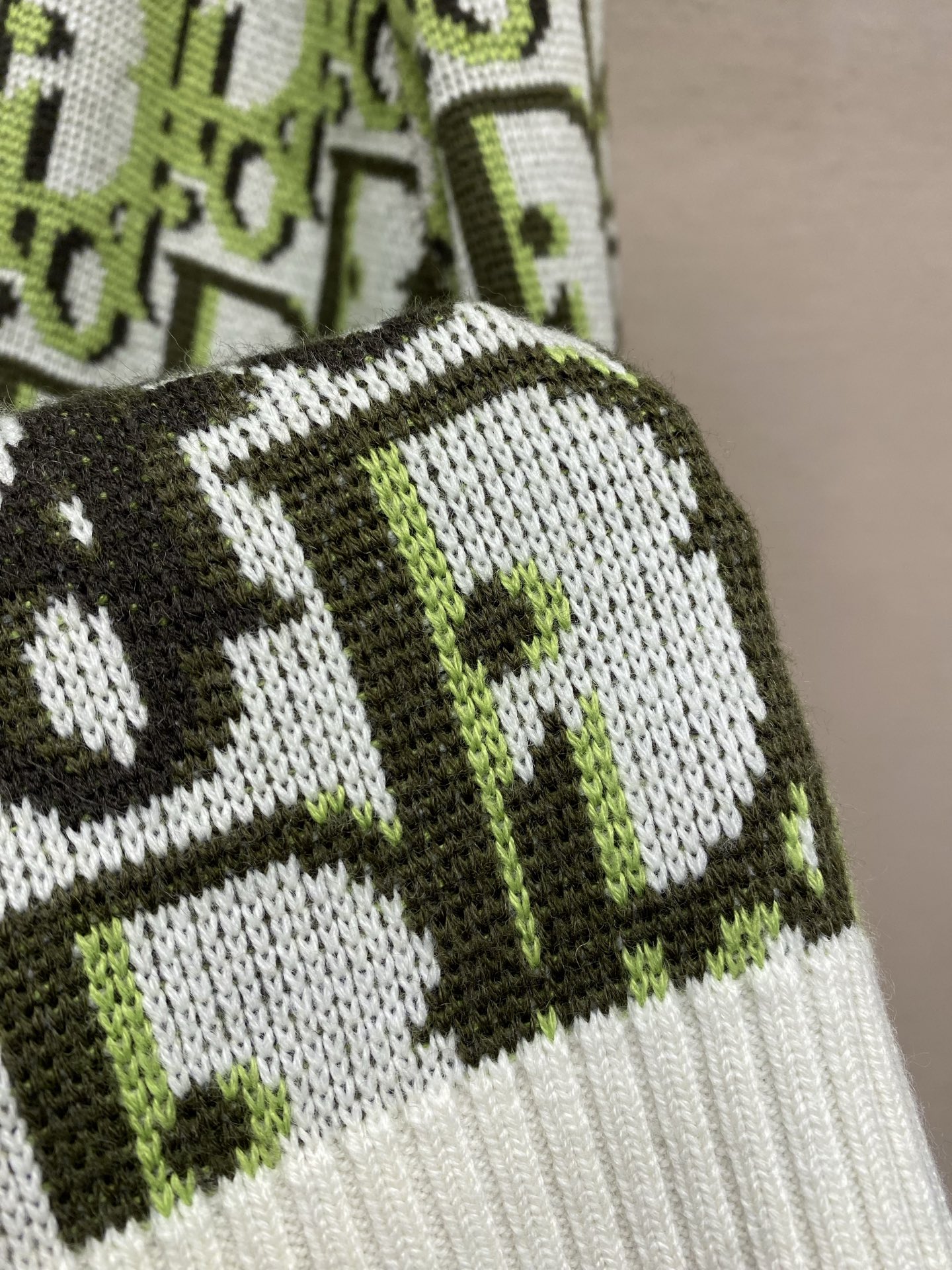 🌟🌟 Dior ObliqueCD提花针织毛衣，采用绵羊毛材质，柔软又保暖，秋冬穿超合适!绿色+白色+黑