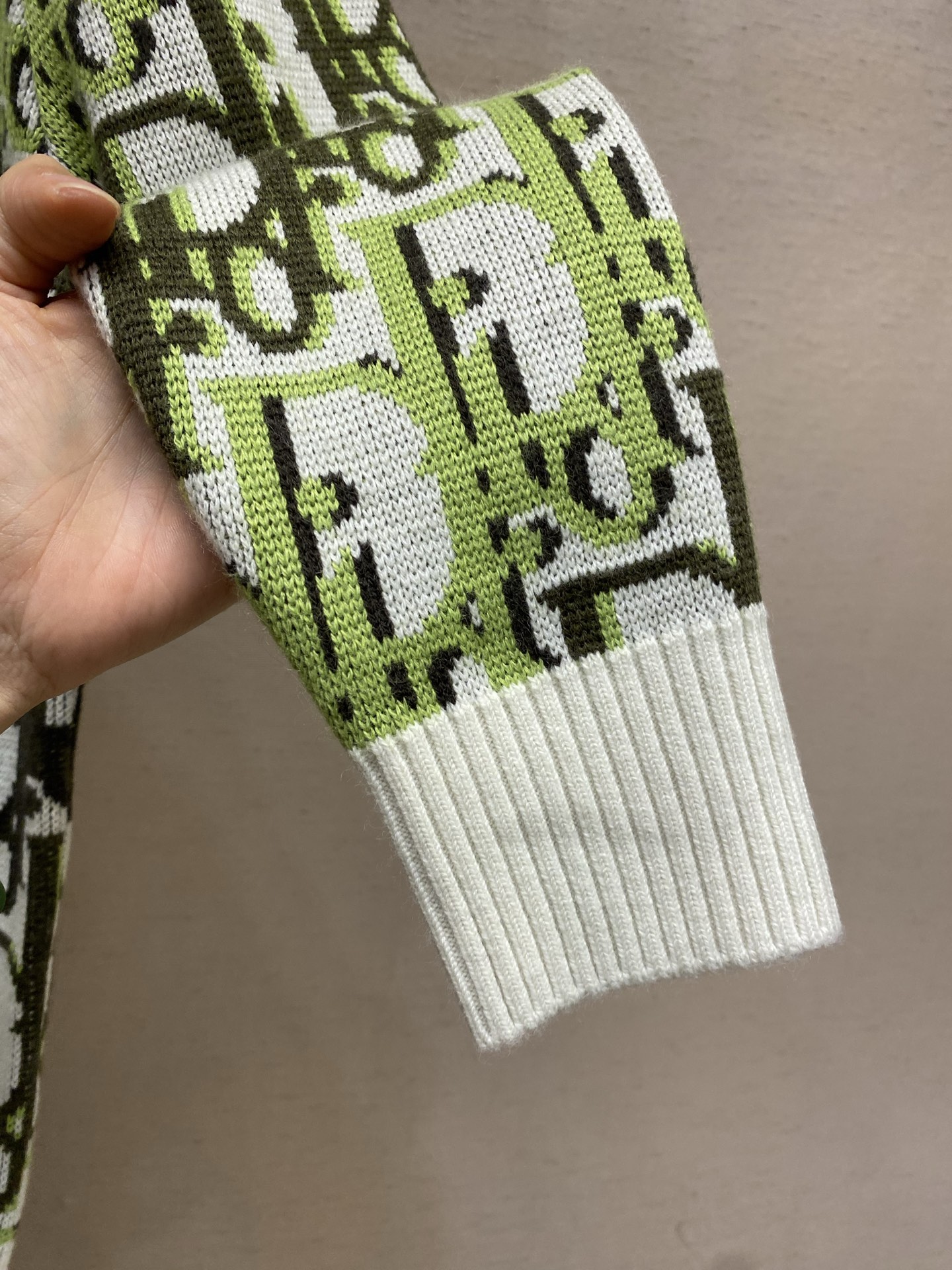 🌟🌟 Dior ObliqueCD提花针织毛衣，采用绵羊毛材质，柔软又保暖，秋冬穿超合适!绿色+白色+黑