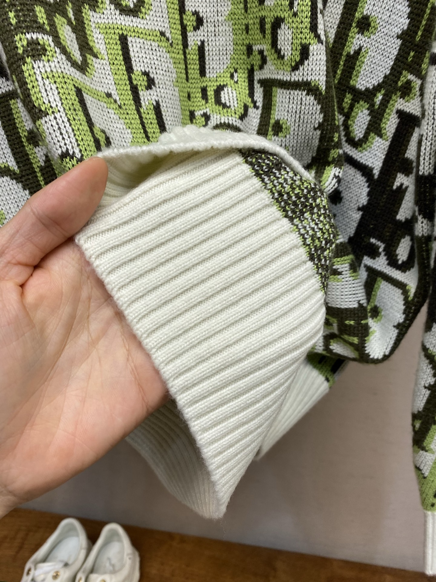 🌟🌟 Dior ObliqueCD提花针织毛衣，采用绵羊毛材质，柔软又保暖，秋冬穿超合适!绿色+白色+黑