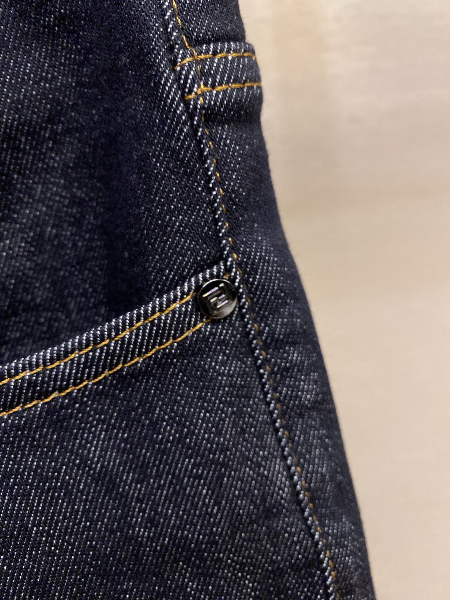 🌟🌟Fendi 2025ss好穿不挑身材在搭配上没有太多的限制 随意简洁的衬托其他单品，来展现自己的风格