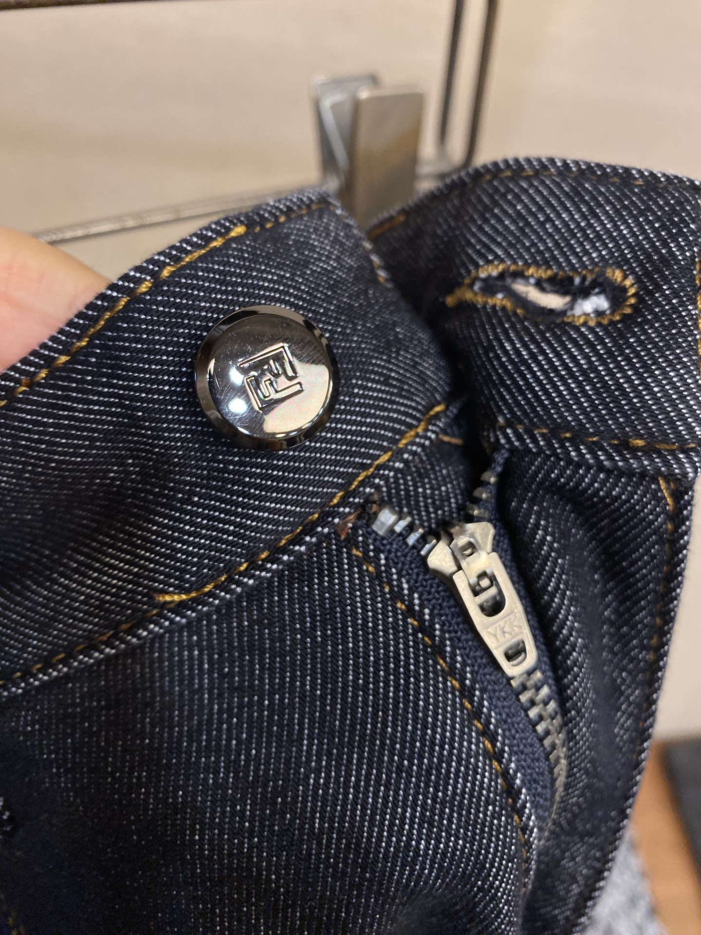 🌟🌟Fendi 2025ss好穿不挑身材在搭配上没有太多的限制 随意简洁的衬托其他单品，来展现自己的风格