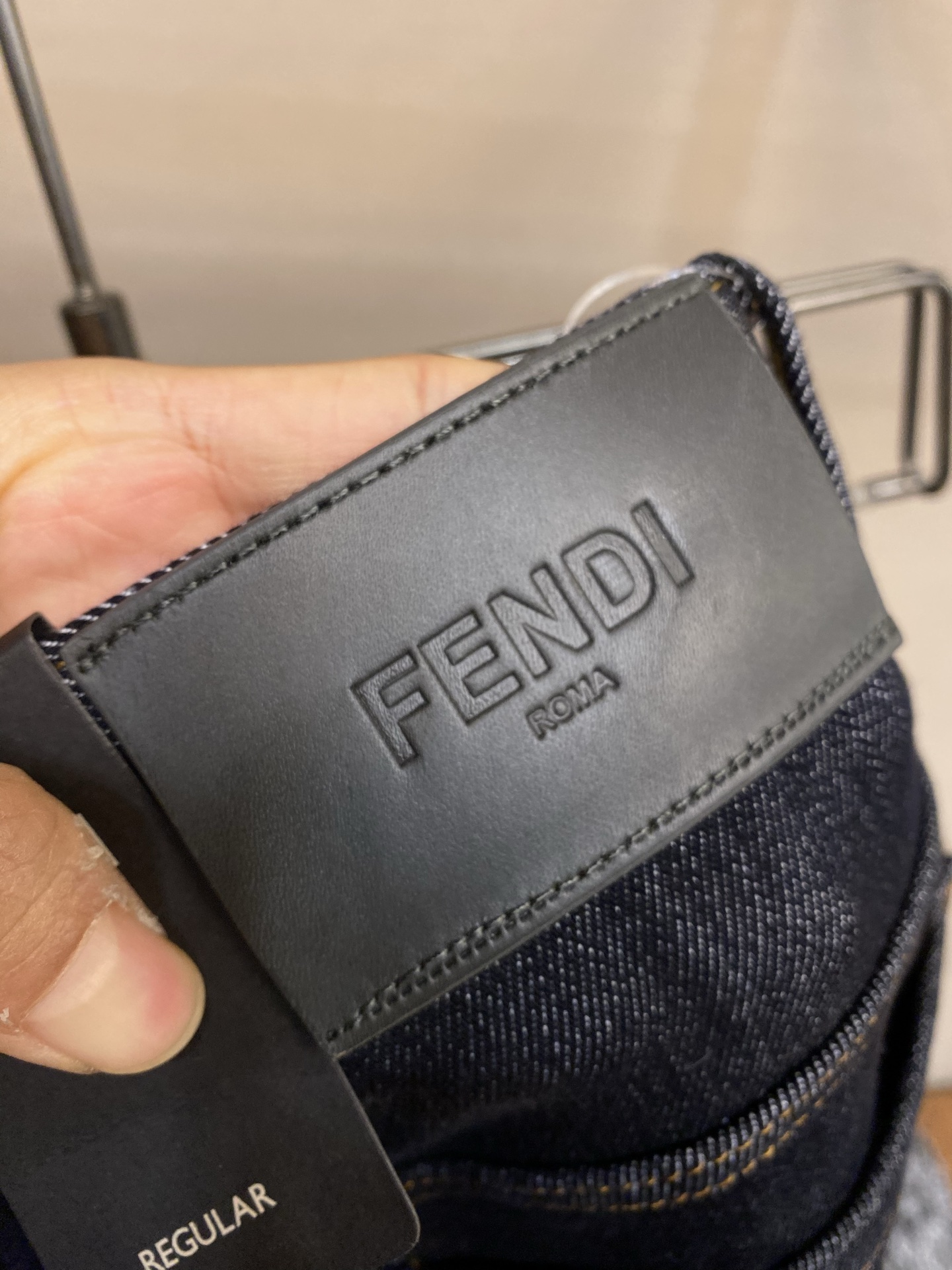 🌟🌟Fendi 2025ss好穿不挑身材在搭配上没有太多的限制 随意简洁的衬托其他单品，来展现自己的风格