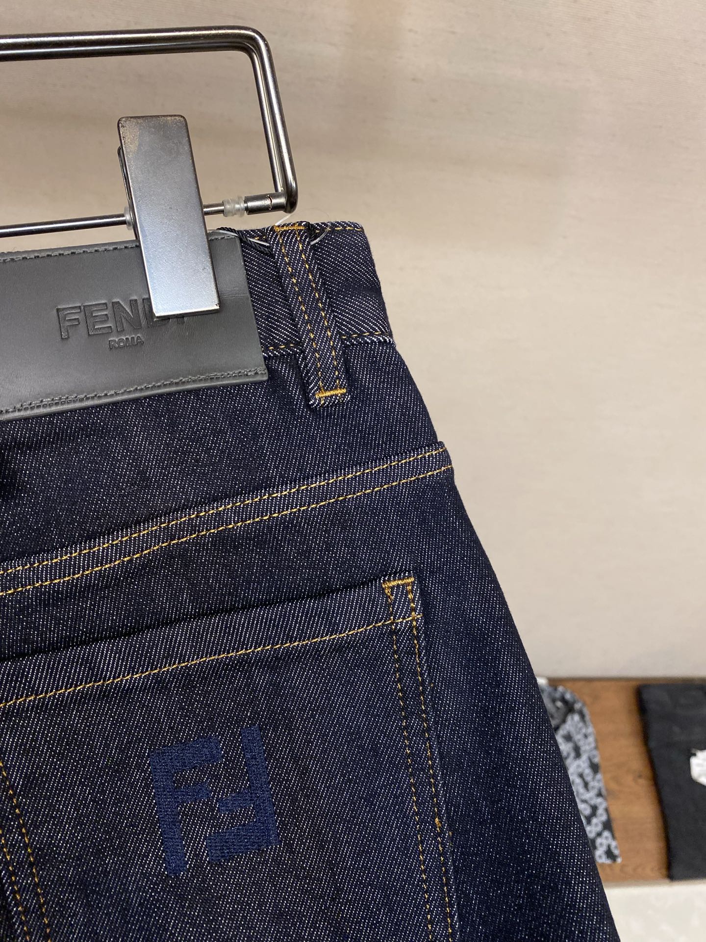 🌟🌟Fendi 2025ss好穿不挑身材在搭配上没有太多的限制 随意简洁的衬托其他单品，来展现自己的风格