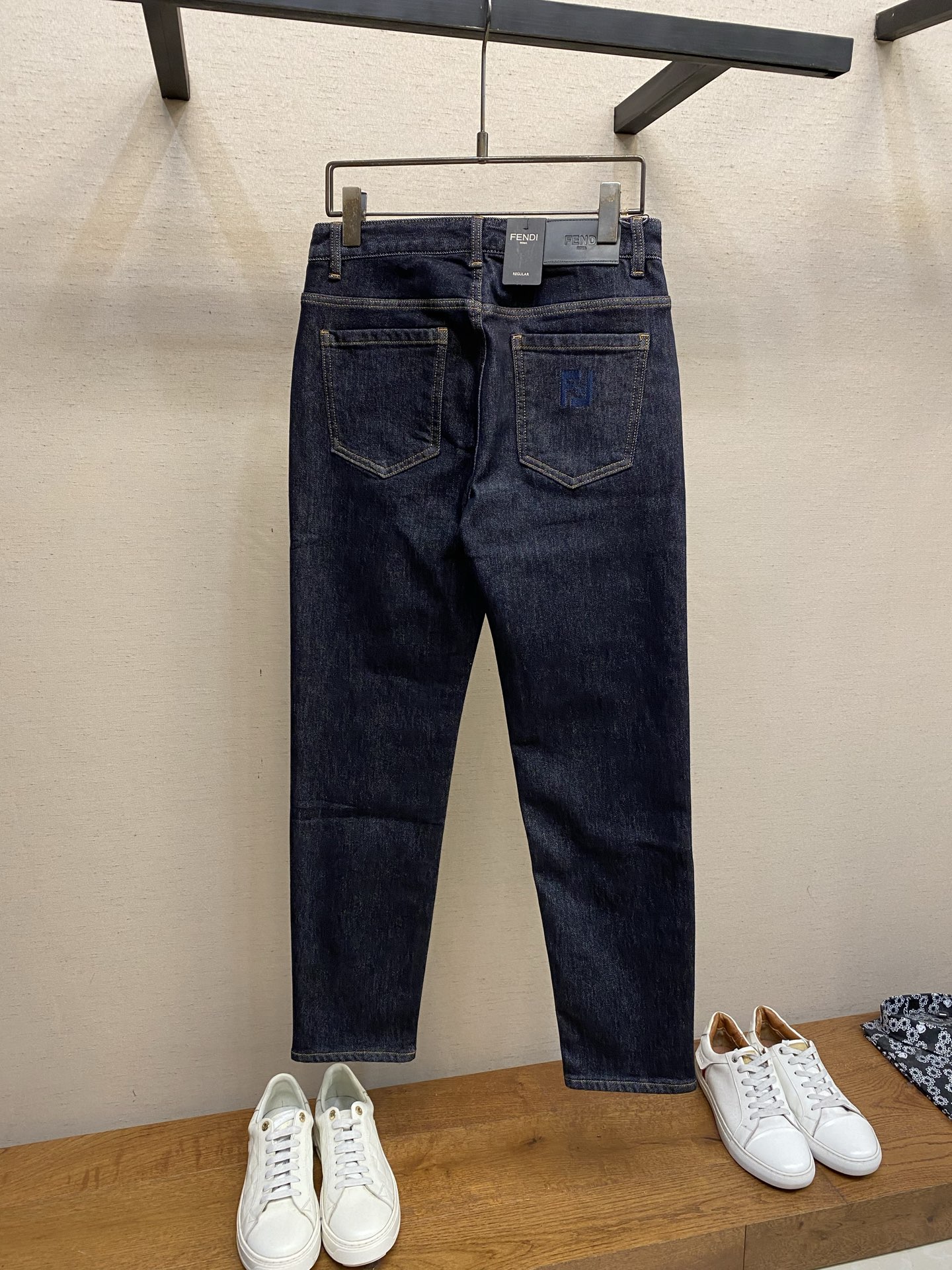 🌟🌟Fendi 2025ss好穿不挑身材在搭配上没有太多的限制 随意简洁的衬托其他单品，来展现自己的风格