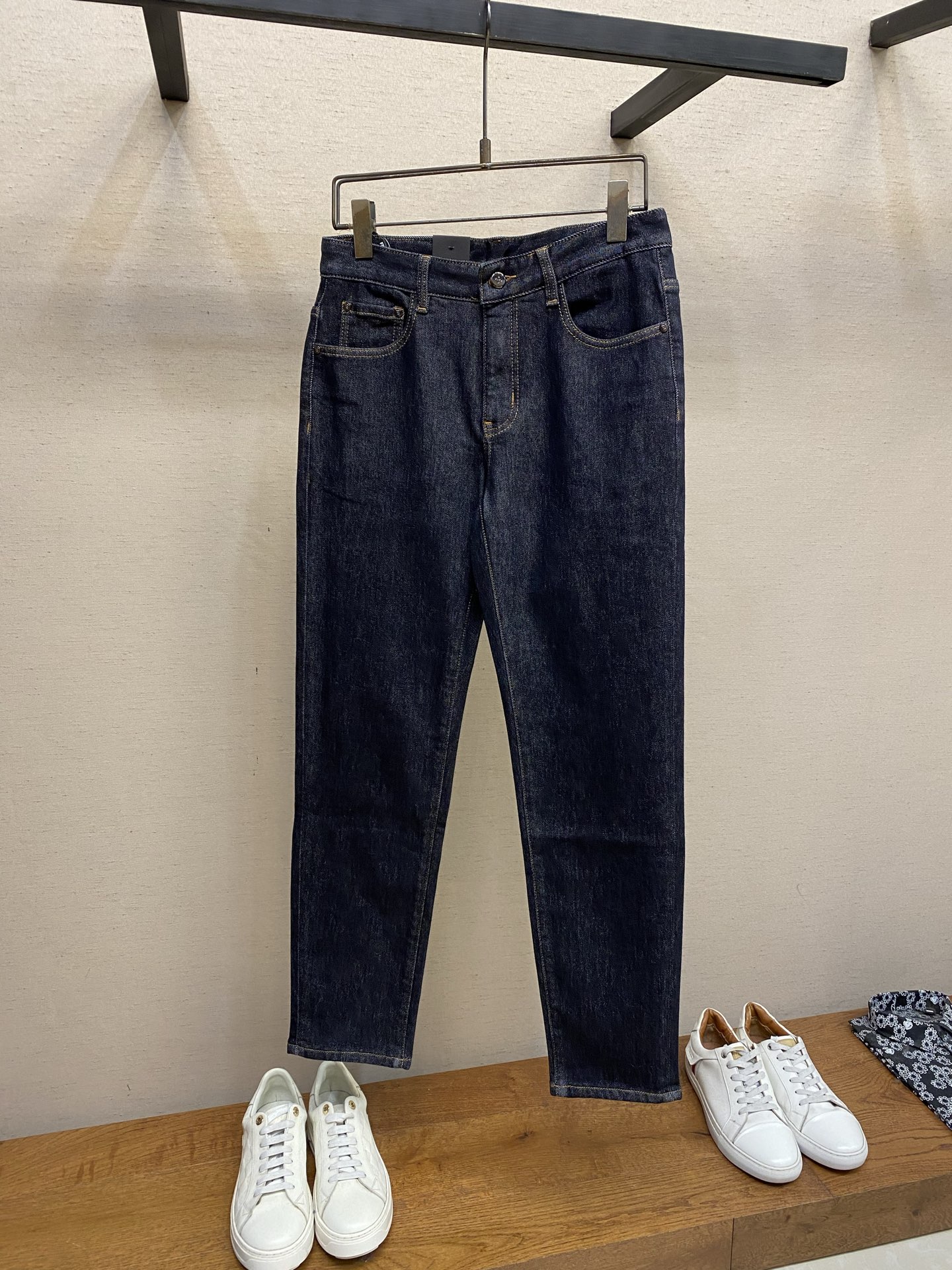 NO:684081,Fendi 2025ss is easy to wear and does not have to be specific to your figure. There are not many restrictions in matching. It can be casually and concisely set off other items to show your own style and posture~ I have to give it a thumbs up for its practicality. There is no choice in version/detail design. Whoever wears it will look better. These jeans really modify the leg shape better than you think. The overall focus is on comfort. The size of the trouser legs is just right. It makes the legs slimmer and straighter. It can easily be worn to create long legs that fill the whole screen, and the elongated proportions are full of aura!  It can be matched with any style of item, and can be matched with various T-shirts/shirts and knitted jackets. You don’t have to worry about matching for daily outings. Sizes 29-40, fendi, jeans, jackets & coats, shirts, tees, t-shirt,19860909Fendi 2025ss好穿不挑身材在搭配上没有太多的限制 随意简洁的衬托其他单品,来展现自己的风格姿态～ 对于它的实穿性不得不竖起一个大拇指了,版型／细节设计没得挑,谁穿谁好看.这款牛仔裤真的要比你想象中更加修饰腿型,整体以舒适为主,裤腿大小做的恰到好处,显瘦显腿直,轻松穿出满屏的大长腿,拉长比例气场全开！ 可以百搭任何风格的单品,搭配各种T恤／衬衫,针织外套都可,日常外出不必再为搭配而烦恼了 尺码29-40,,fendi,jeans,jackets & coats,shirts,tees，t-shirt,,Men's clothing