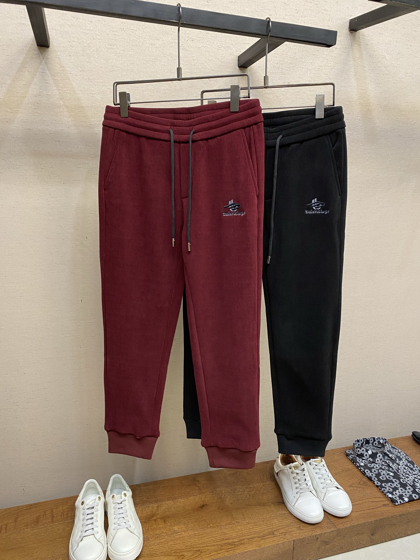 🌟🌟Balenciaga 男士休闲裤👍 最新款上身版型无敌正！绝对可以闭眼收的一款此款裤子非常百搭，弹力